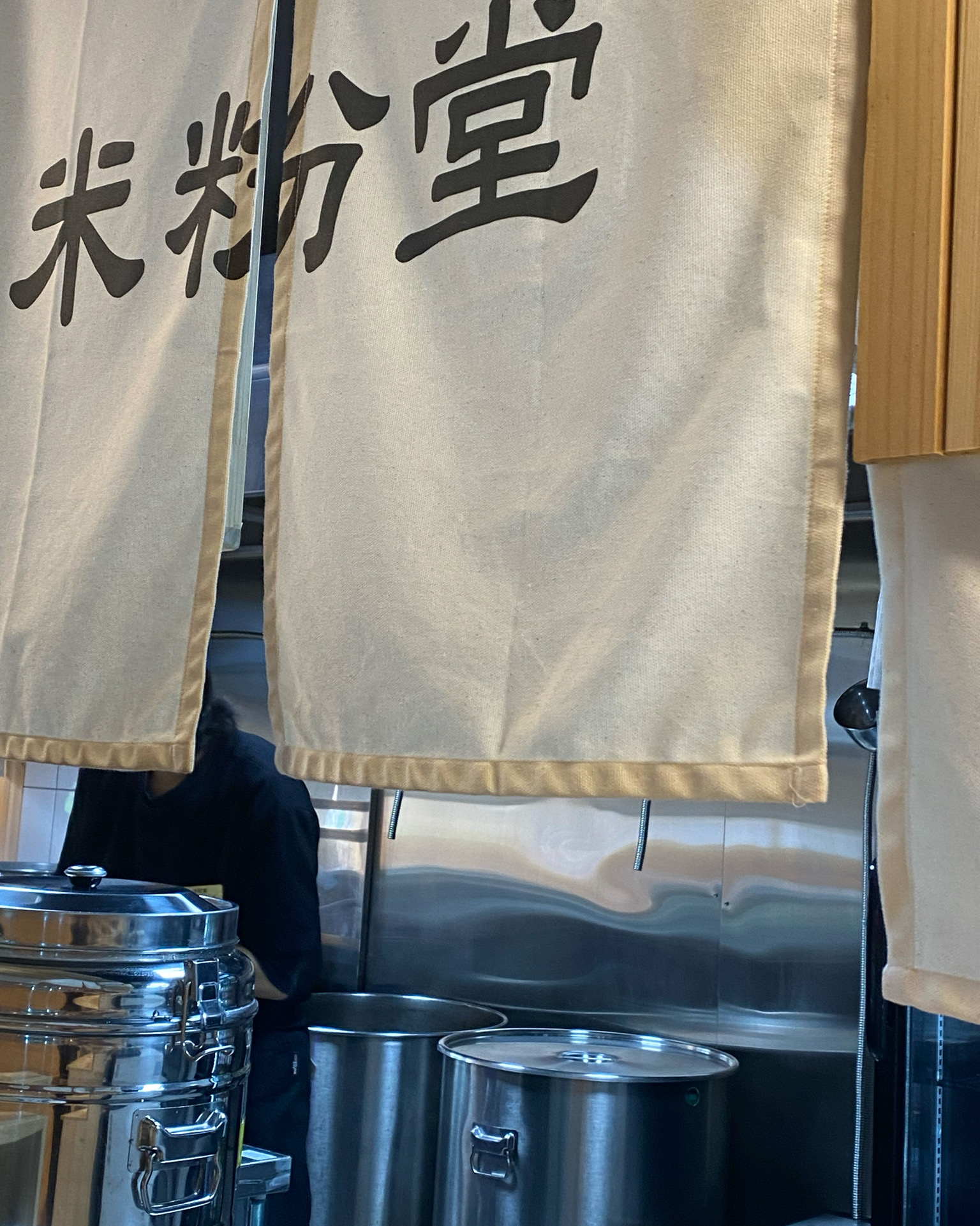 지난번에 방문하고 국물맛이 너무 깔끔하고 좋아서 재방문 했어요 뜨끈뜨끈 오픈주방에서 바로바