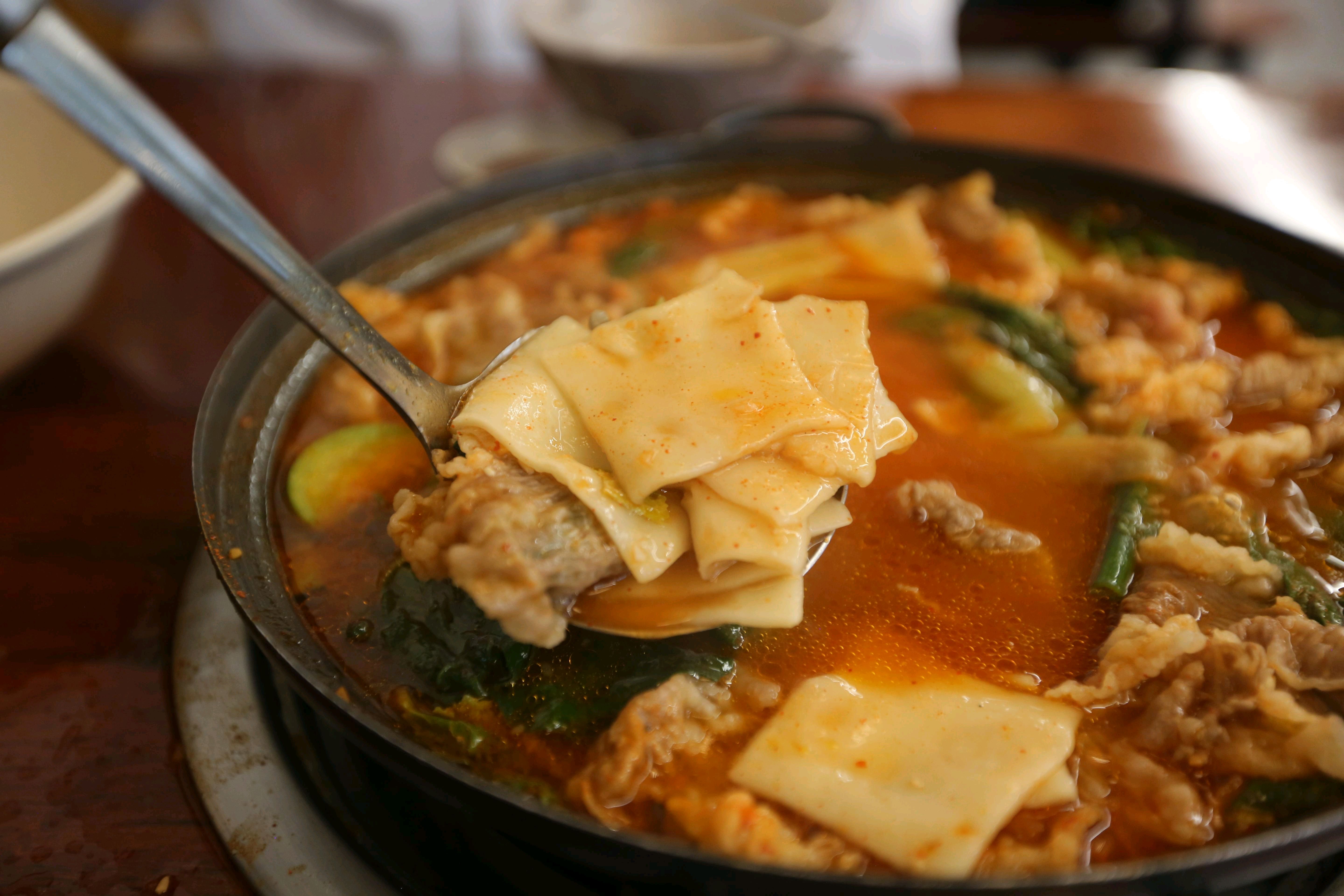 쌀쌀한 날씨에 칼국수 먹으니 따뜻하고 너무 좋아요. 칼국수에 백합이 듬뿍 들어있어서 국물이