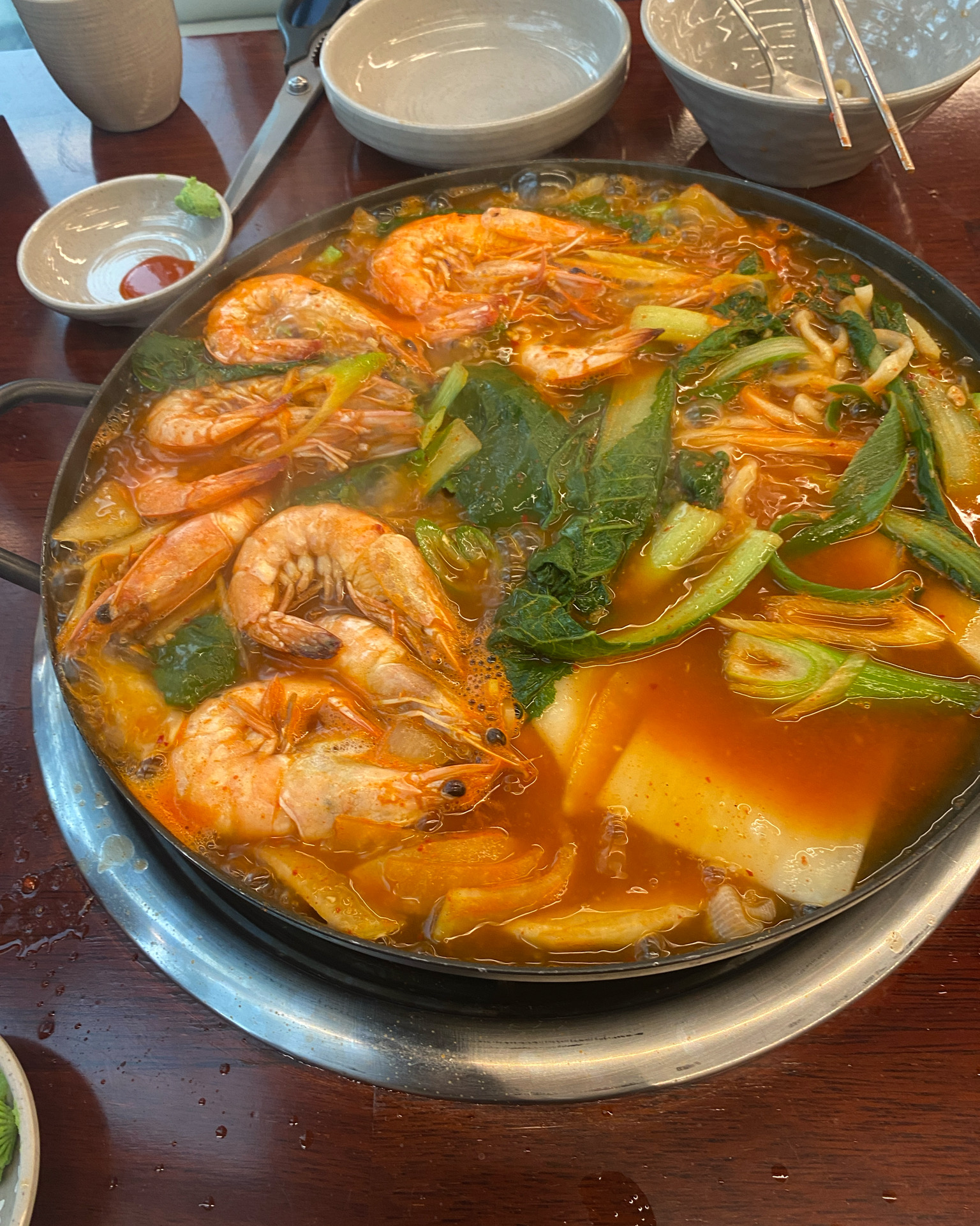 수제비 집을 검색해서 찾은 곳. 국물이 얼큰칼칼하고 새우나 채소가 신선해서 더 좋아요. 김
