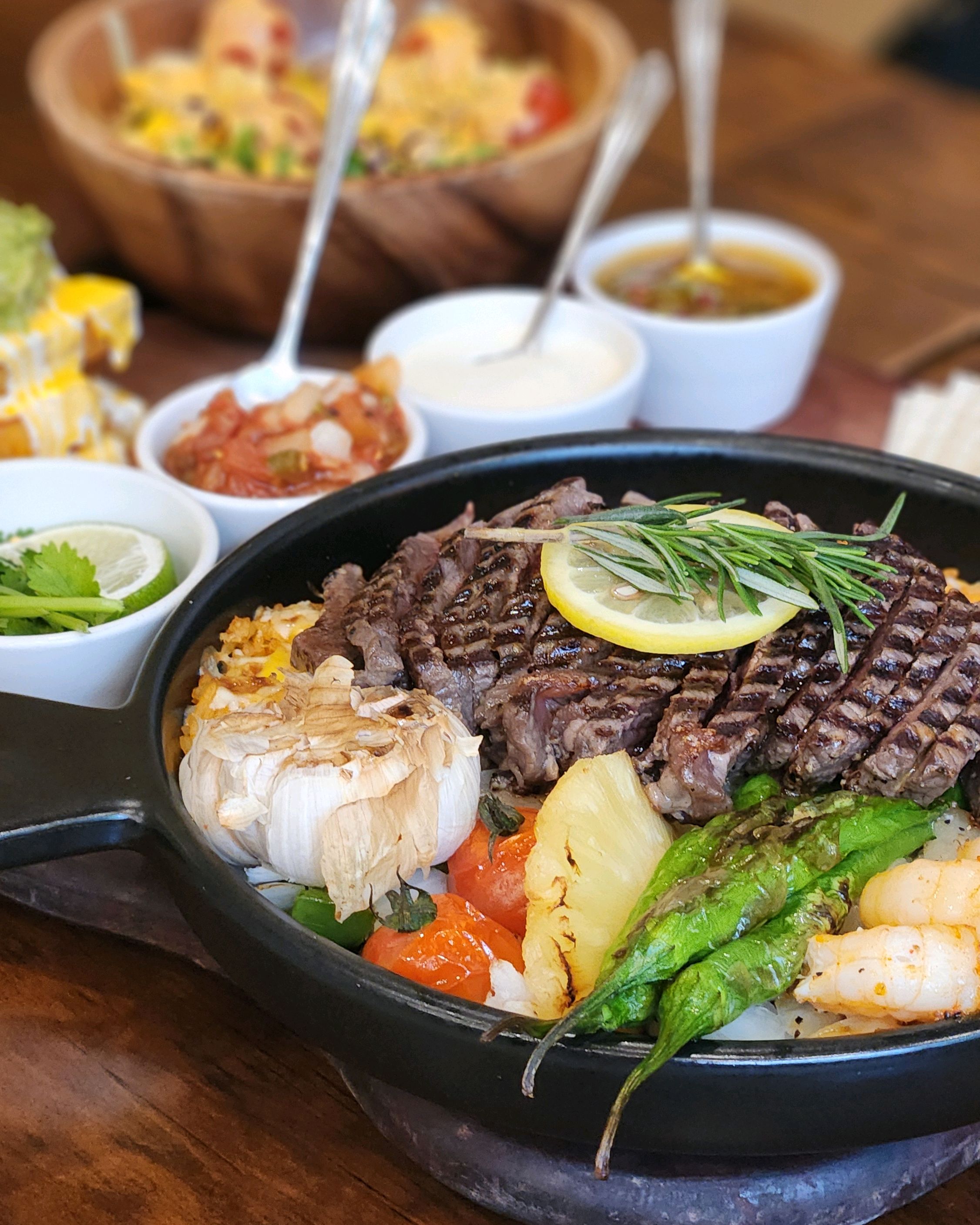 멕시코 음식이 나서 방문했어요~~😁 3인이어서 고민하다 스테이크 세트, 치킨 브리또 했는데