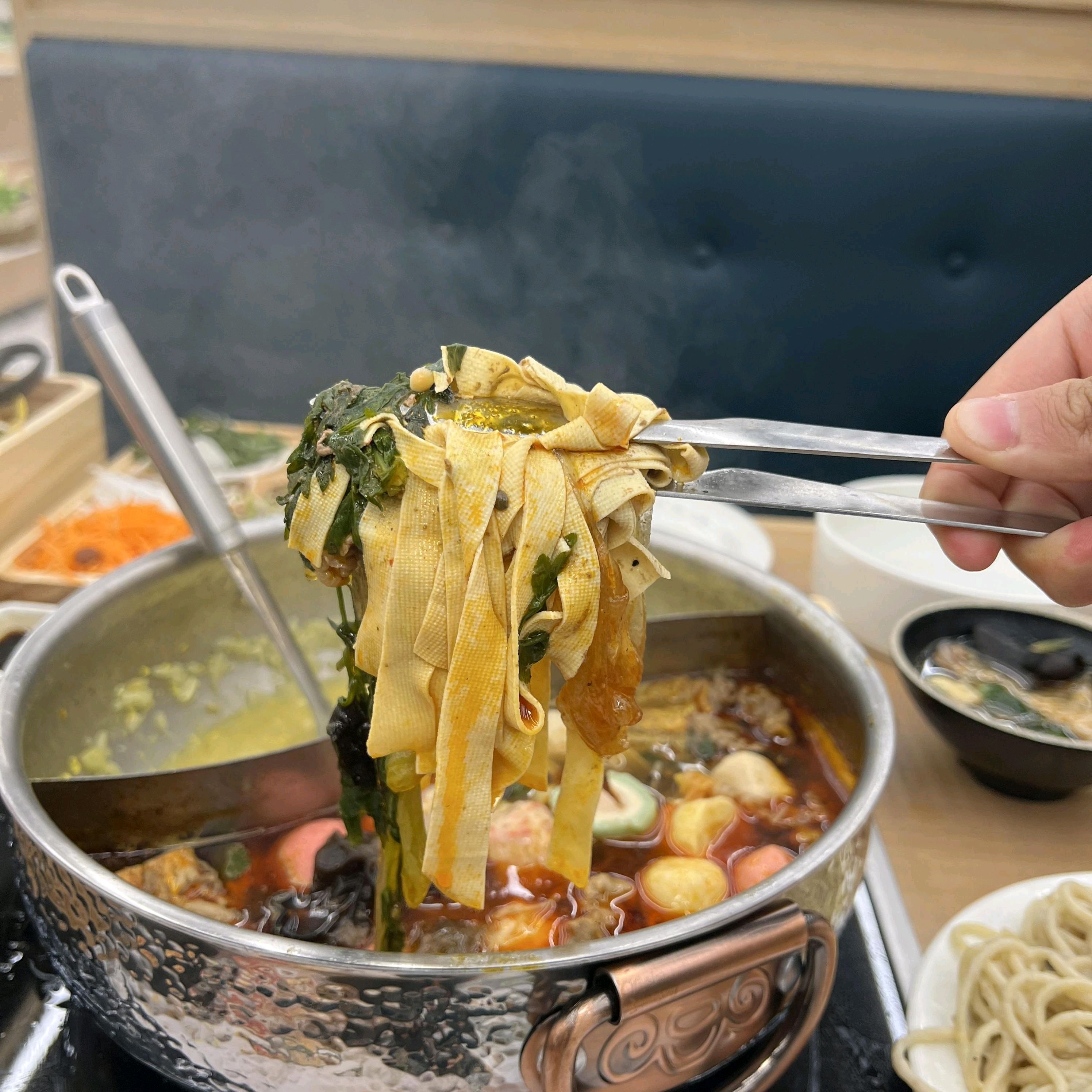 친구들이랑 같이 갔는데 음식 양도 많고 다양해서 좋았어요. 특히 무제한으로 먹을 수 있어서
