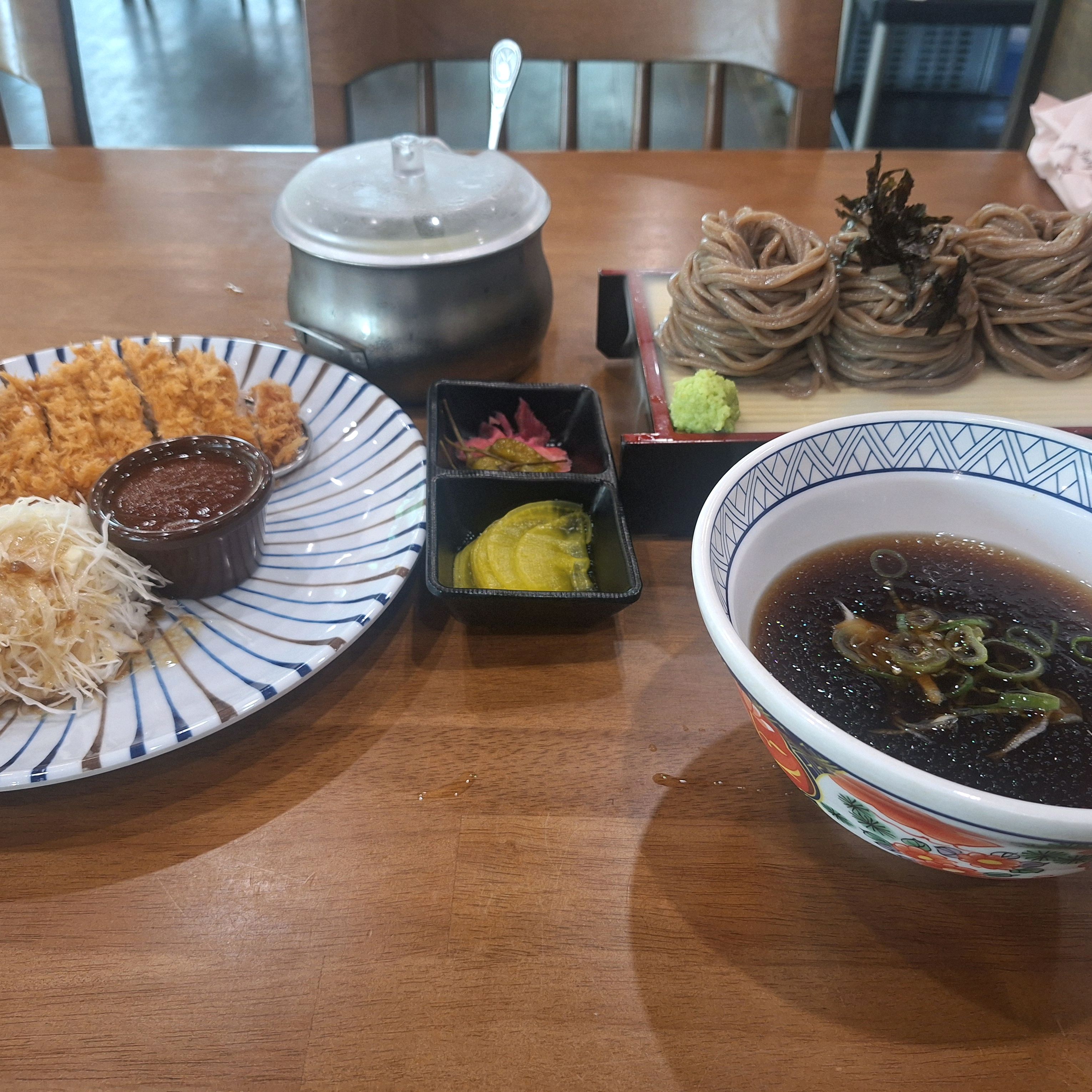 음식이 맛있고 양도 많아요 웨이팅 없이 바로 입장해서 식사할 수 있다는게 장점 같아요 근처