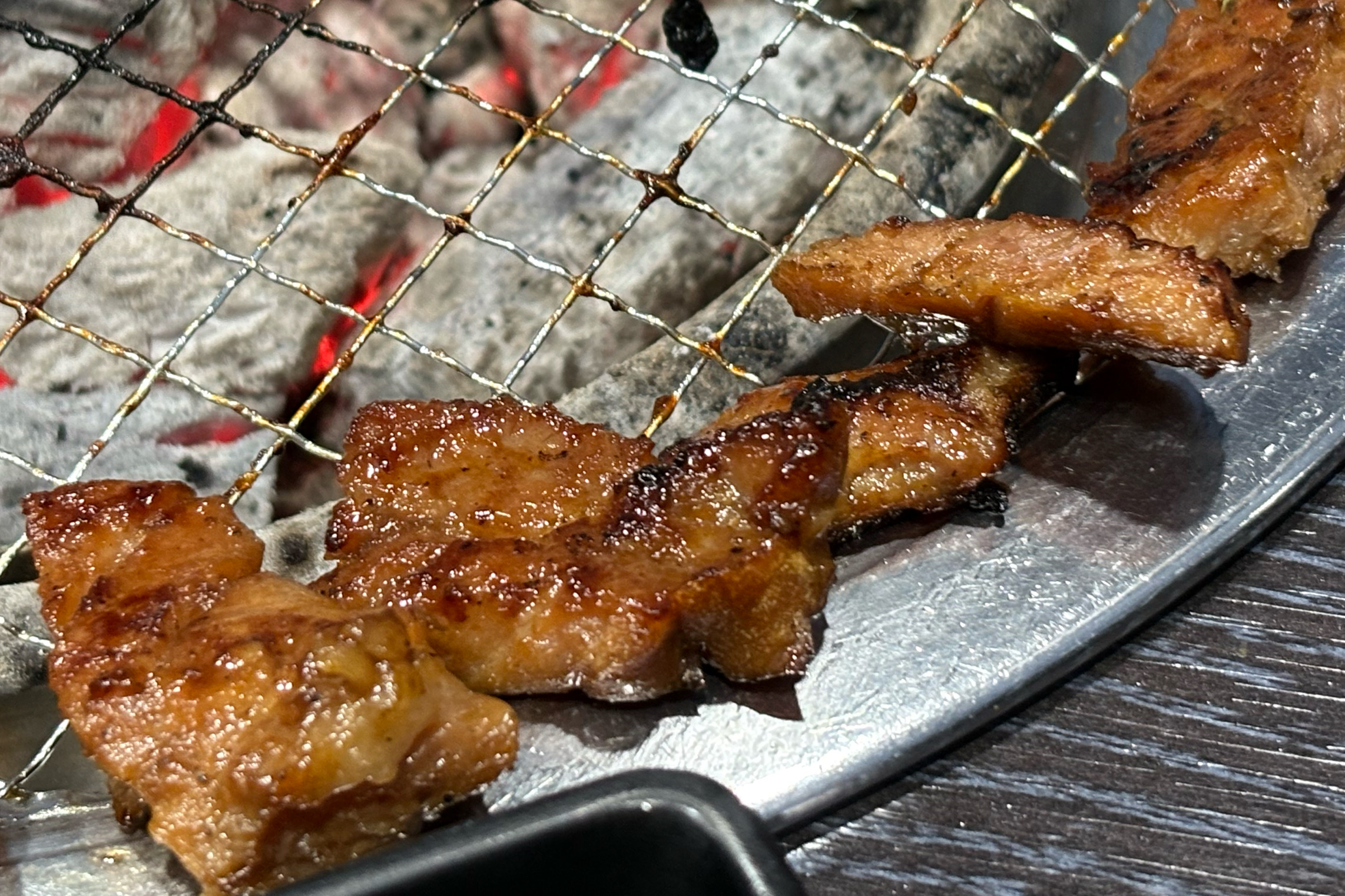 가족끼리 여행와서 저녁 메뉴 고민하던 중에 찾은 청초숯불갈비 ! 기본 반찬에 물회가 같이
