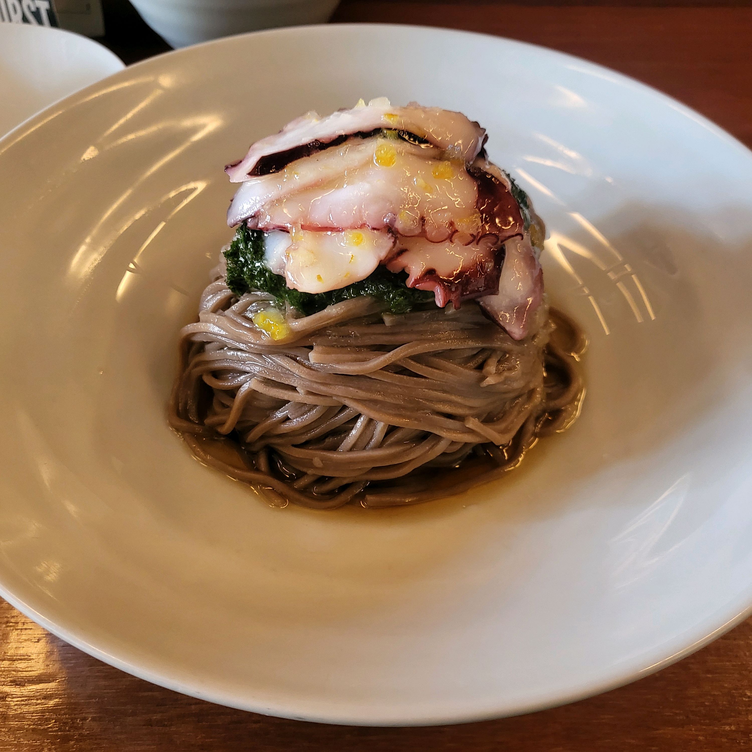 애피타이저로 나온 호박죽은 부드럽고 깊은 맛이 살아 있어, 한 그릇 더 먹고 싶을 정도로 