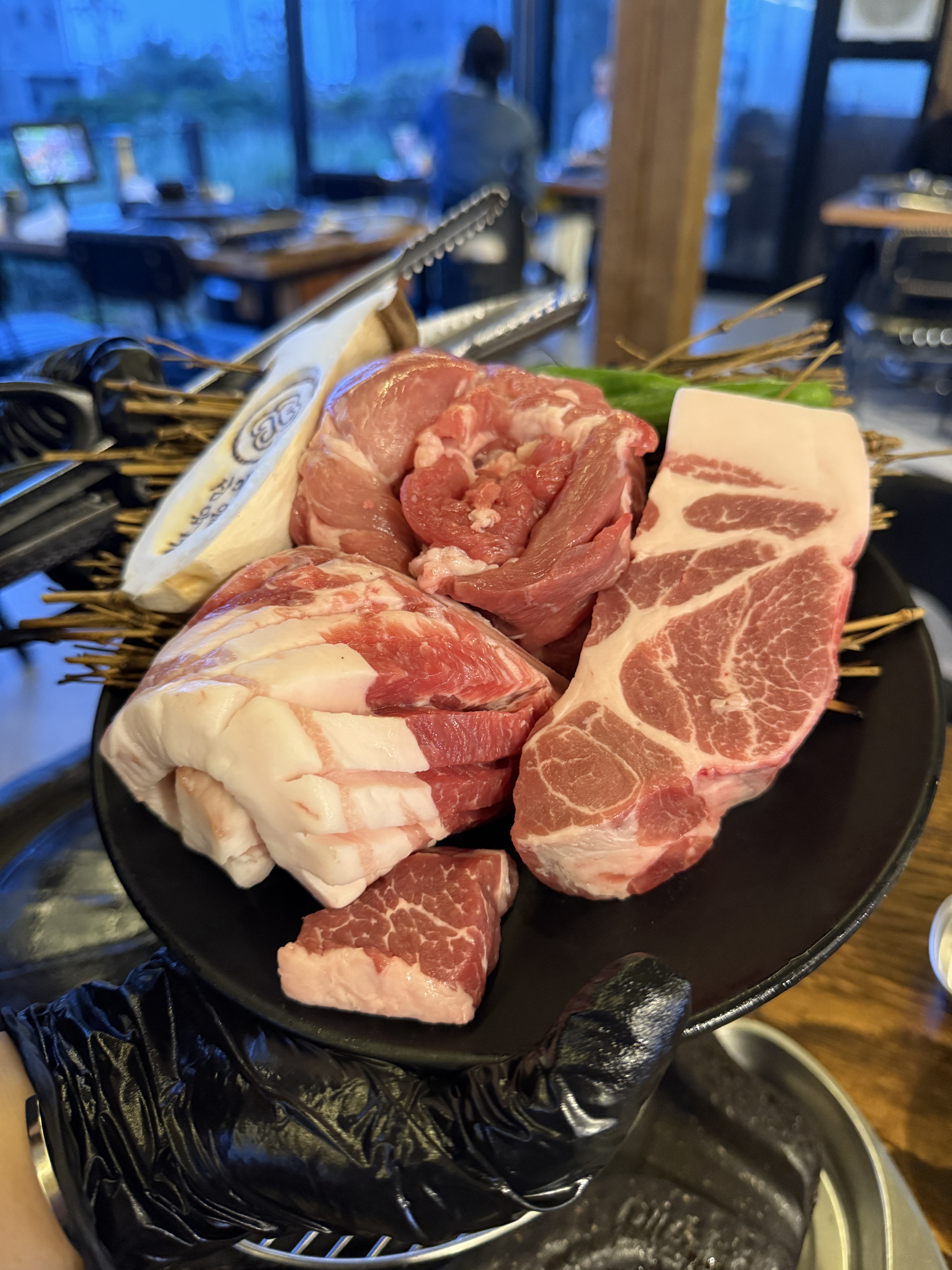 맛집 찾다가 보여서 와봤는데 뷰도 좋고 직접 구워주시니 너무 편하게 먹을수 있어요! 직원분