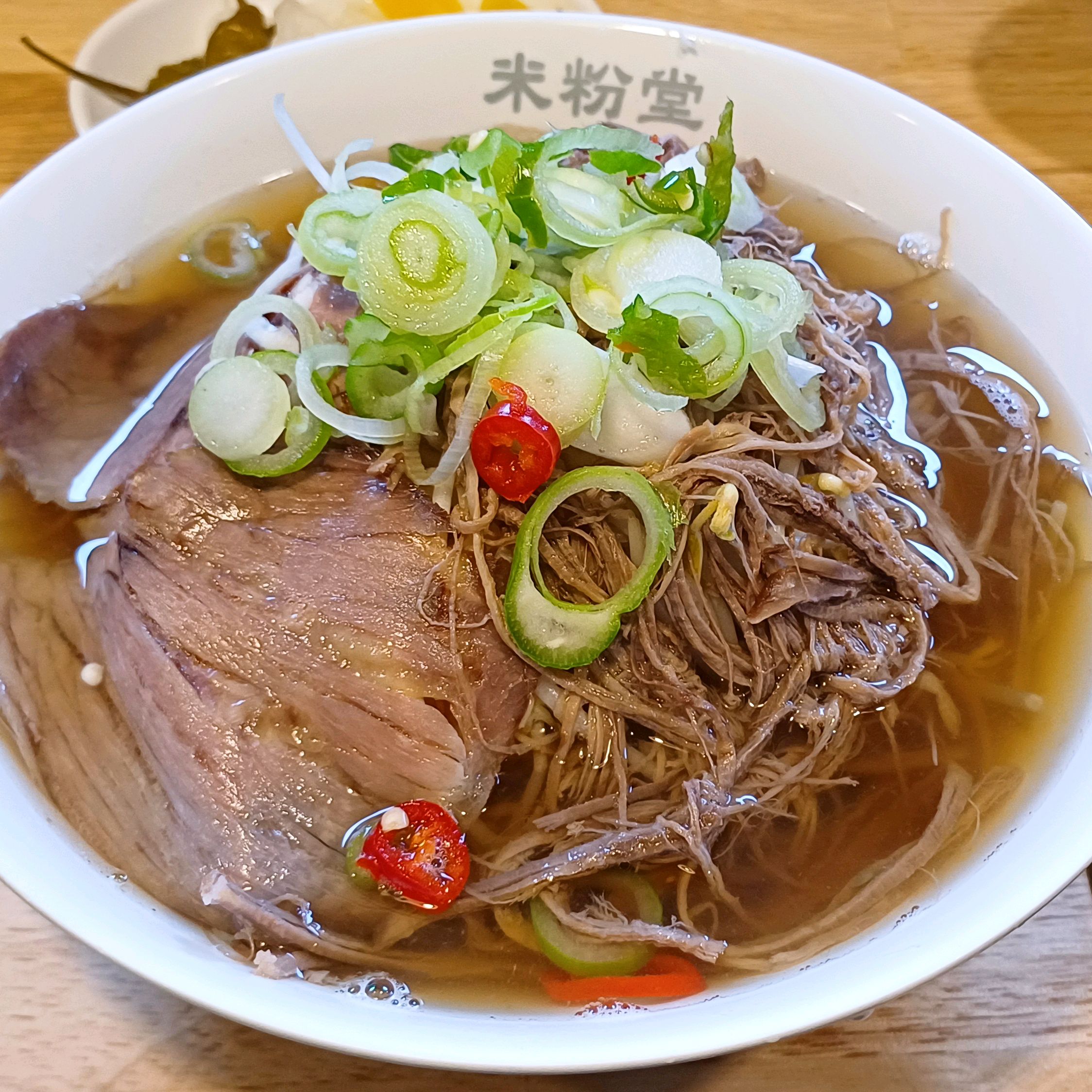 쌀국수를 많이 먹어본건 아니지만 초보도 거부감 없이 맛있게 먹을 거같아요. 분위기가 조용하