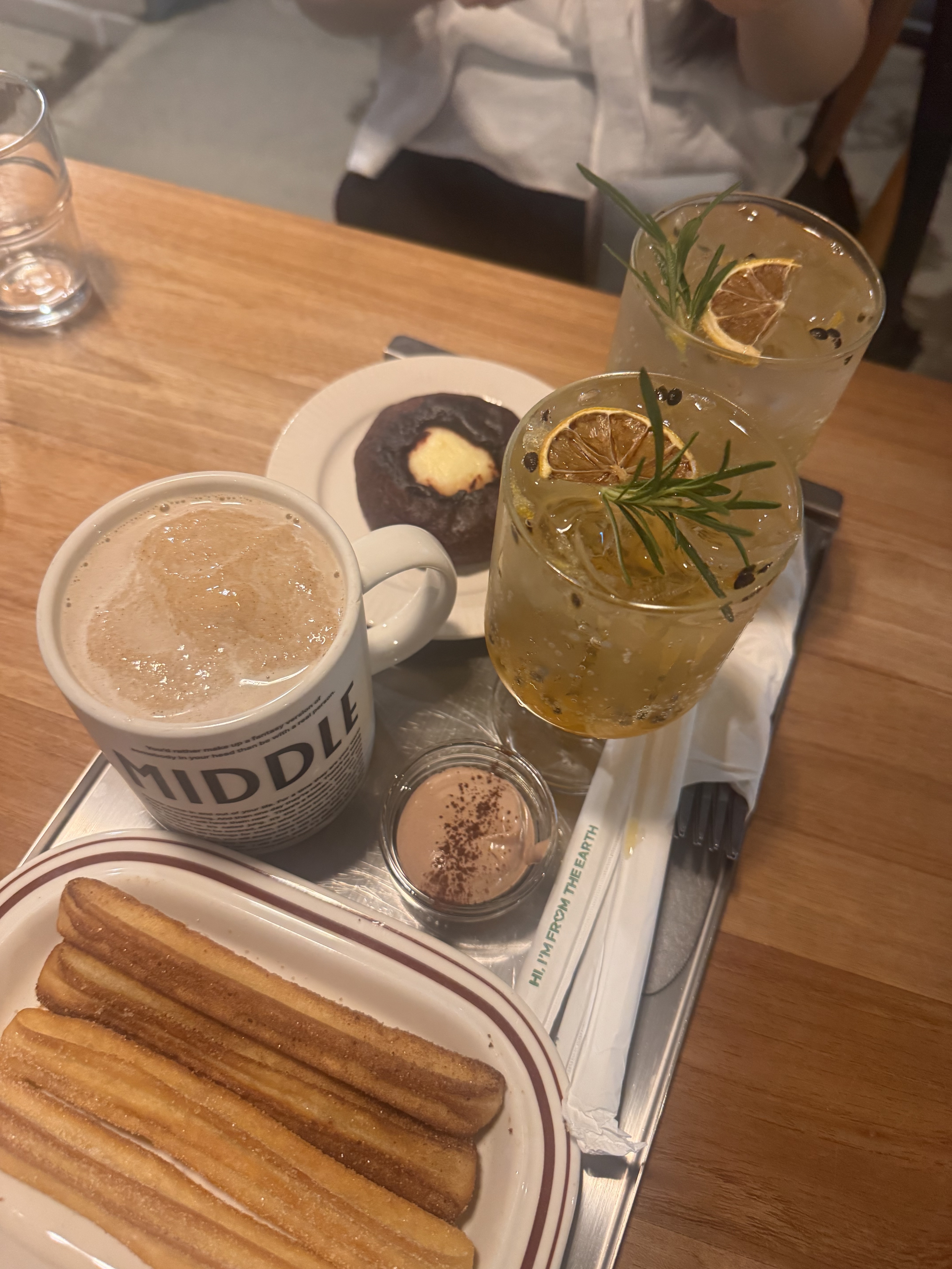 분위기 좋고 음료 맛있어요!! 직원분도 친절하셔요~ - 대전 맛집 미들슬로우 커피하우스 궁동점