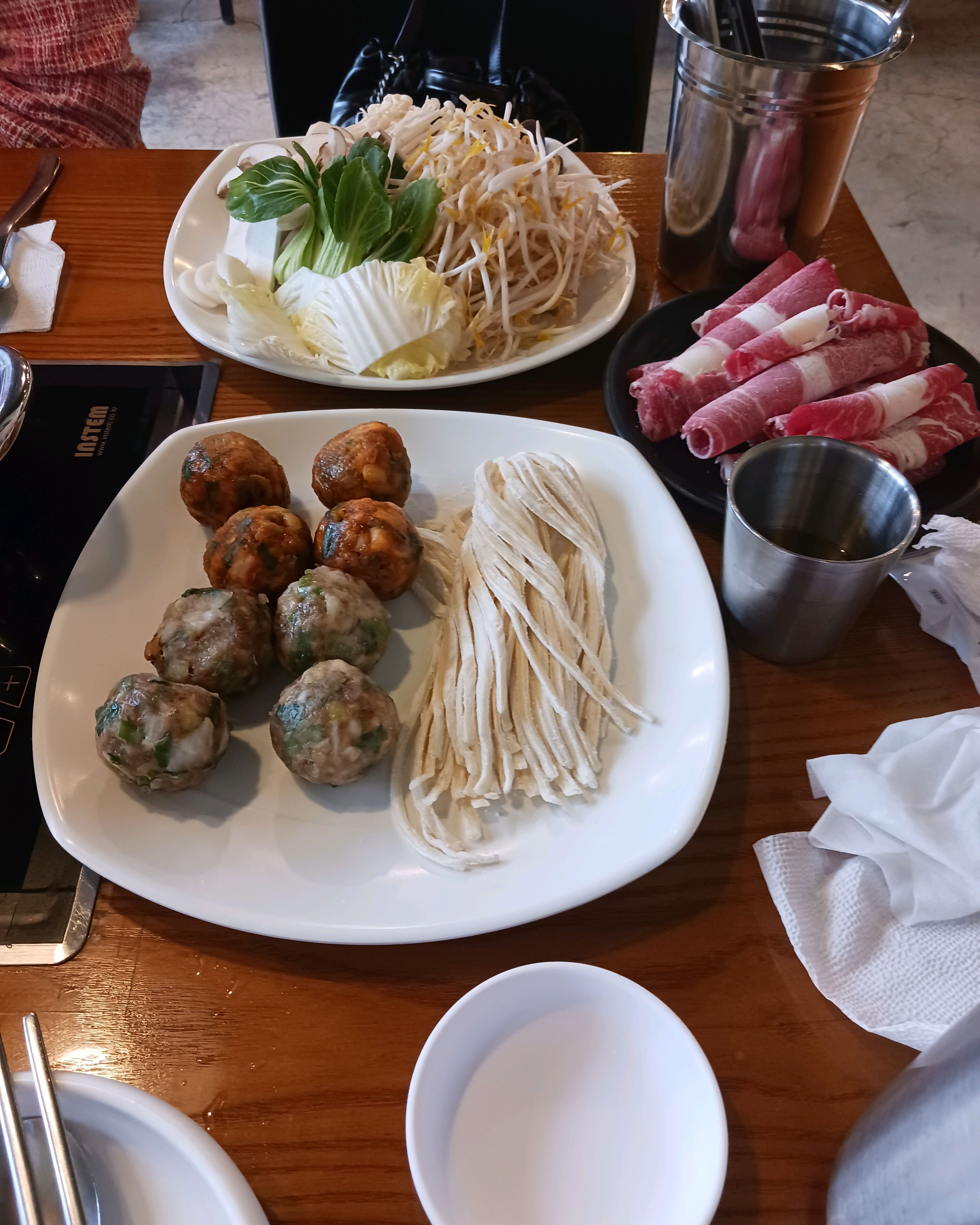 주차장도 넓고 정원도 예뻐요.만두전골먹었는데 - 인천 맛집 해가연만두