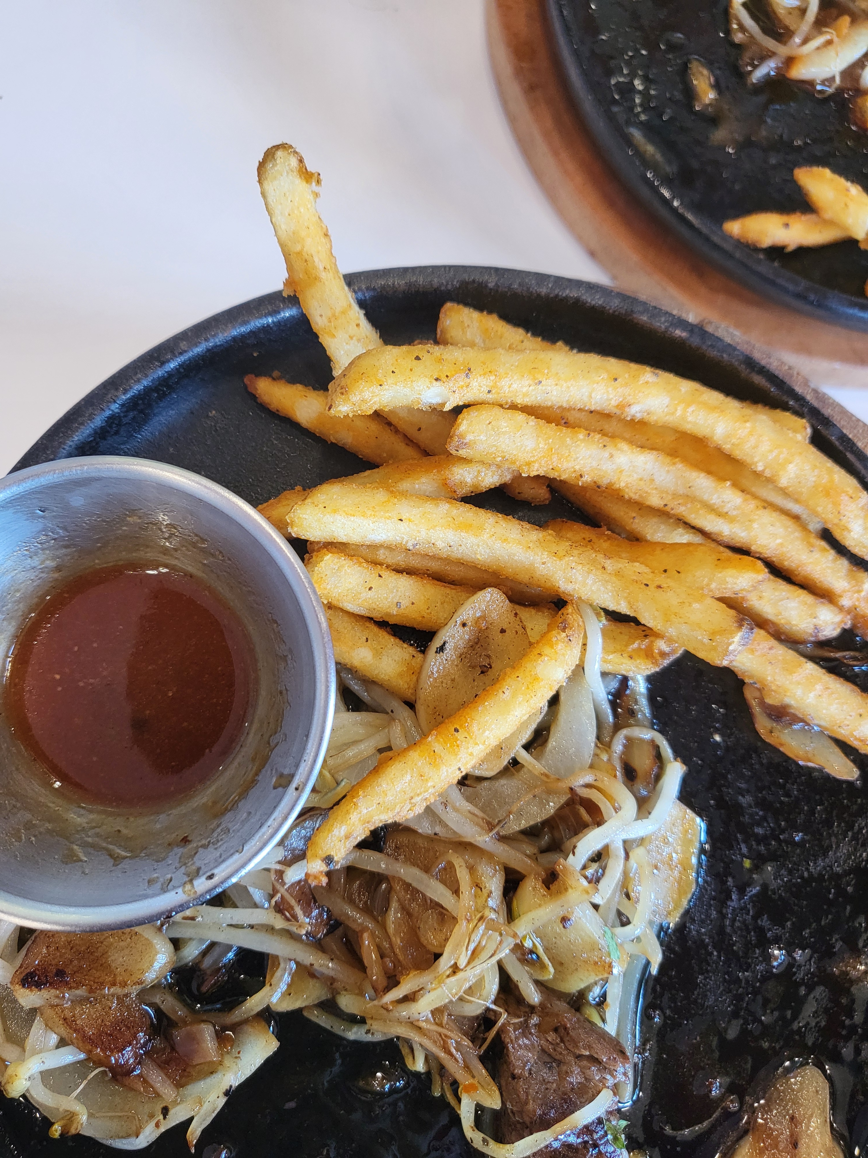 어른들 드시기 좋을정도로 적당히 부드러워요. 특히 리필되는 샐러드바 있어 밥을 계속 먹을수