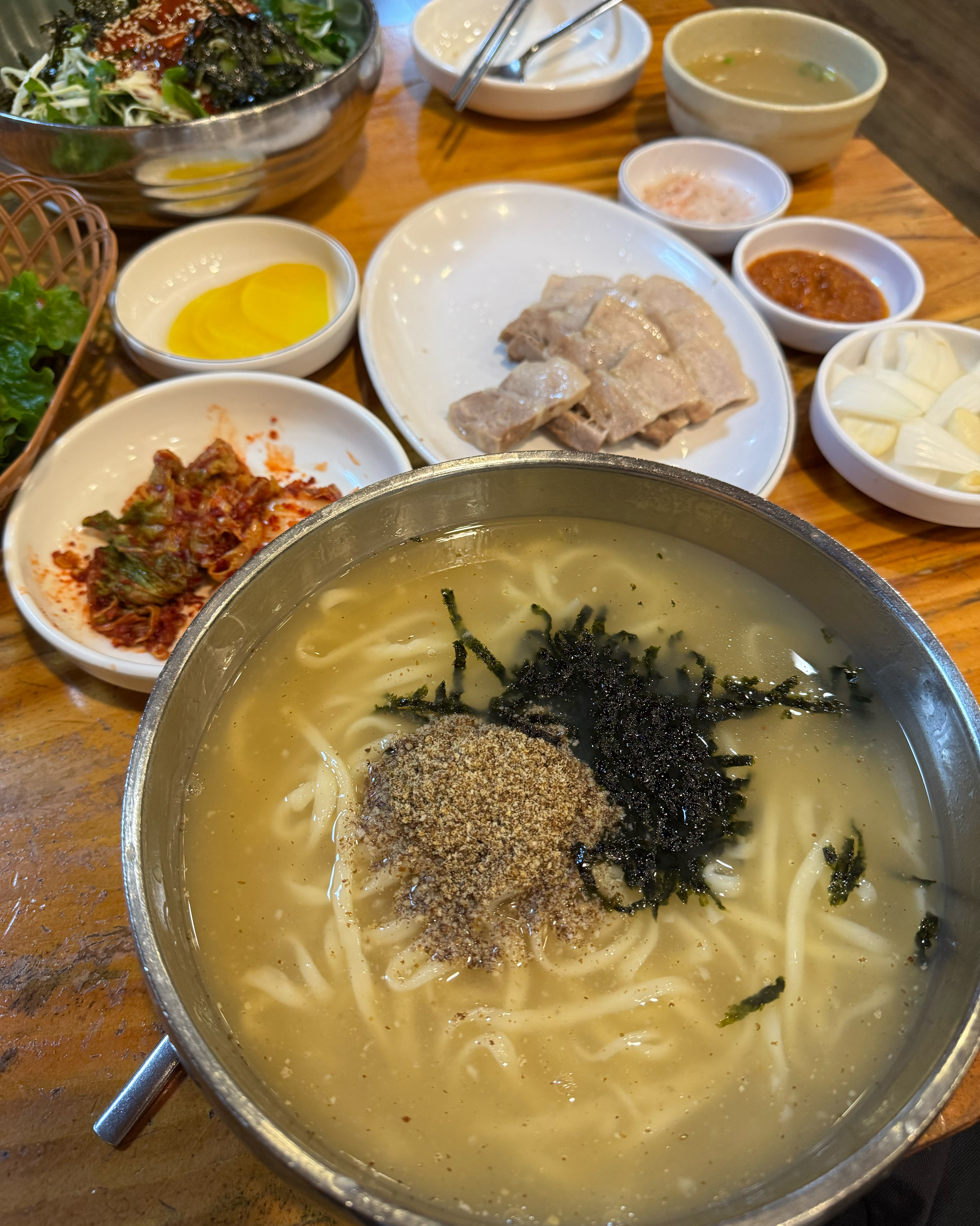 칼국수가 생각보다 엄청 양많아요… 수육 맛있어요! 웨이팅이 생각보다는 빨리 빠지네요. - 대전 맛집 김화칼국수