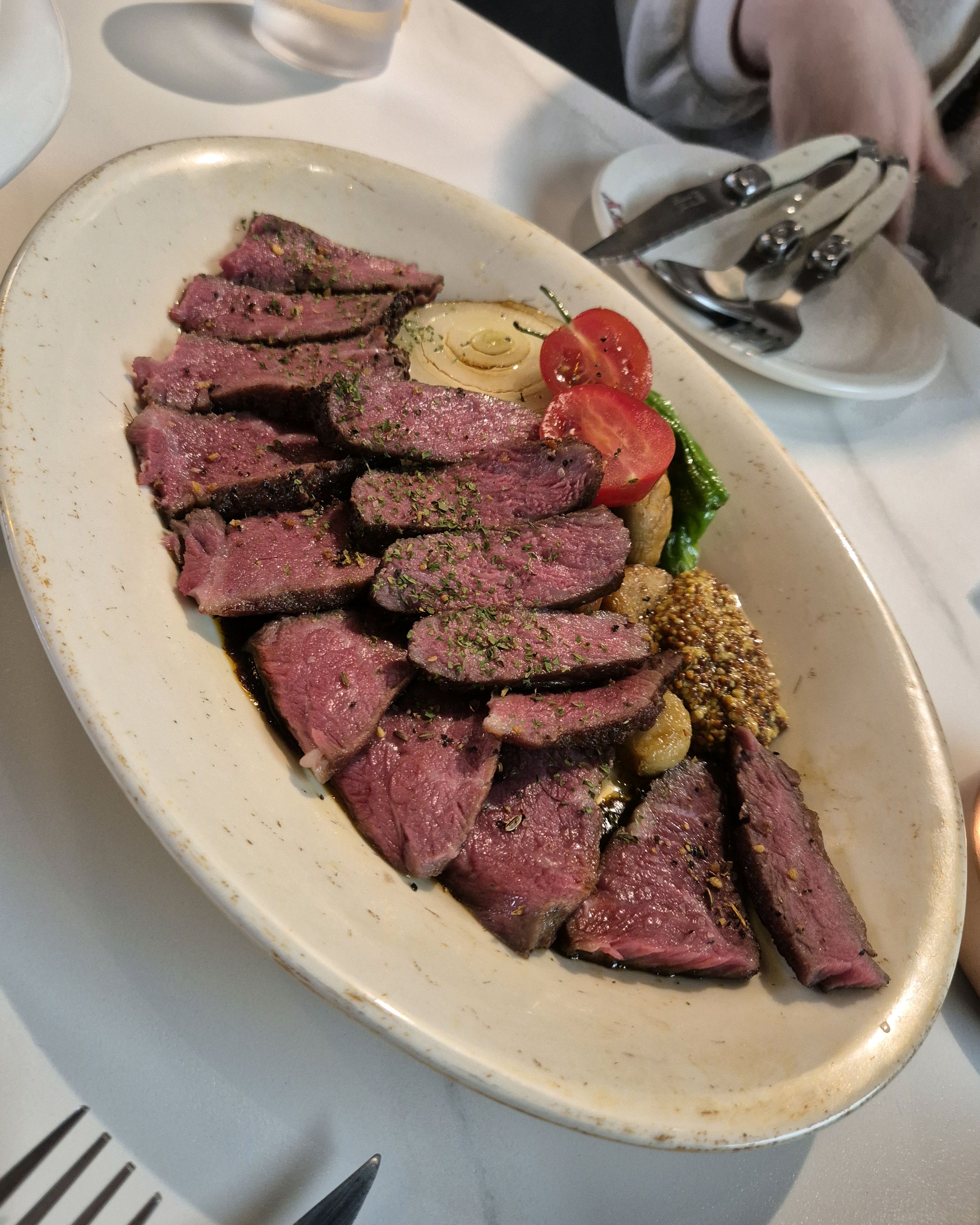 스테이크 부드럽고 옆에 가니쉬 맛있어용 간이 되어있는편이고 옆에 소스얹으면 딱좋아요 - 성수역 맛집 핌피 성수