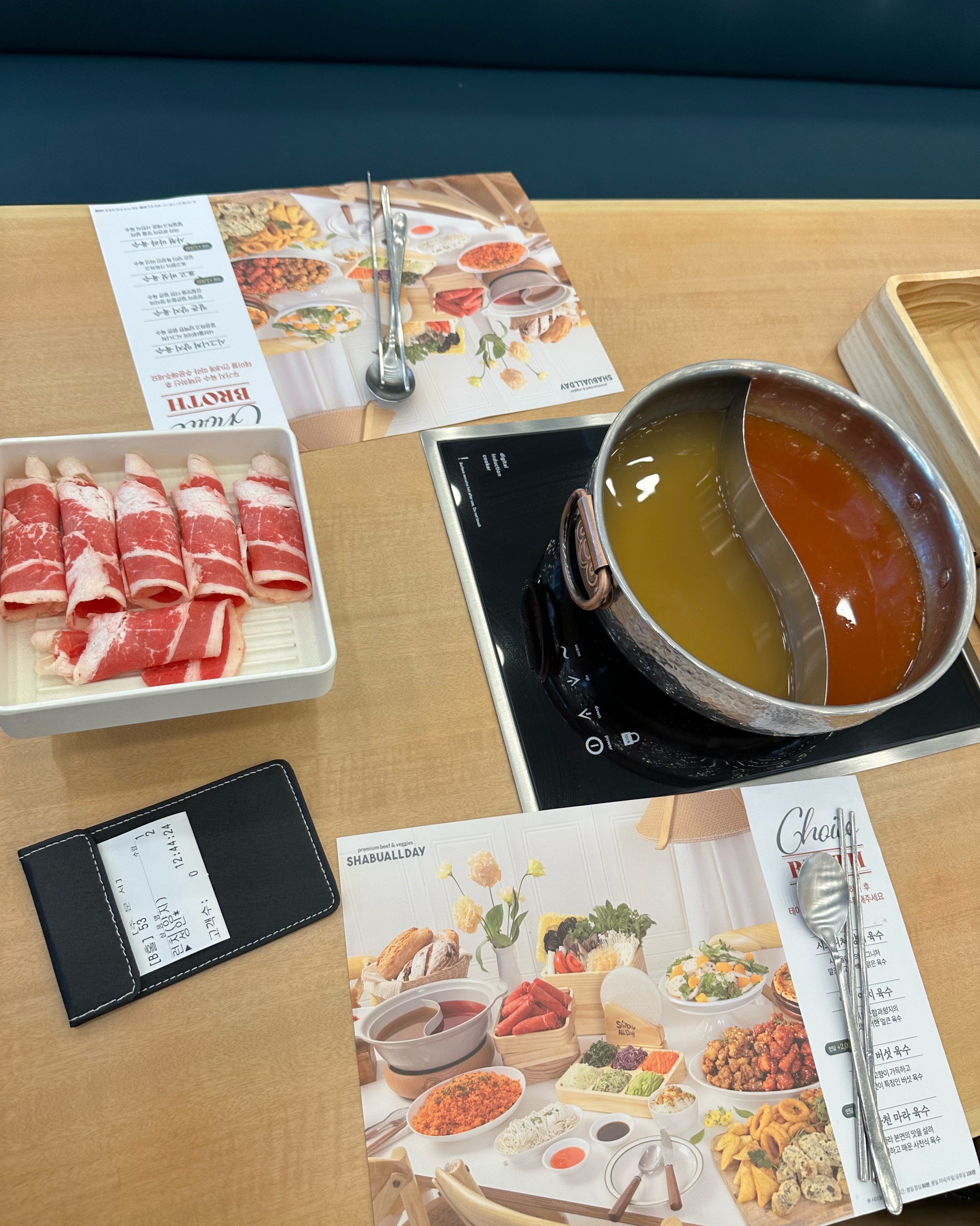 주차장이 상당히 넓고 테이블 간격이 넓어서 - 대전 맛집 샤브올데이 대전갈마점
