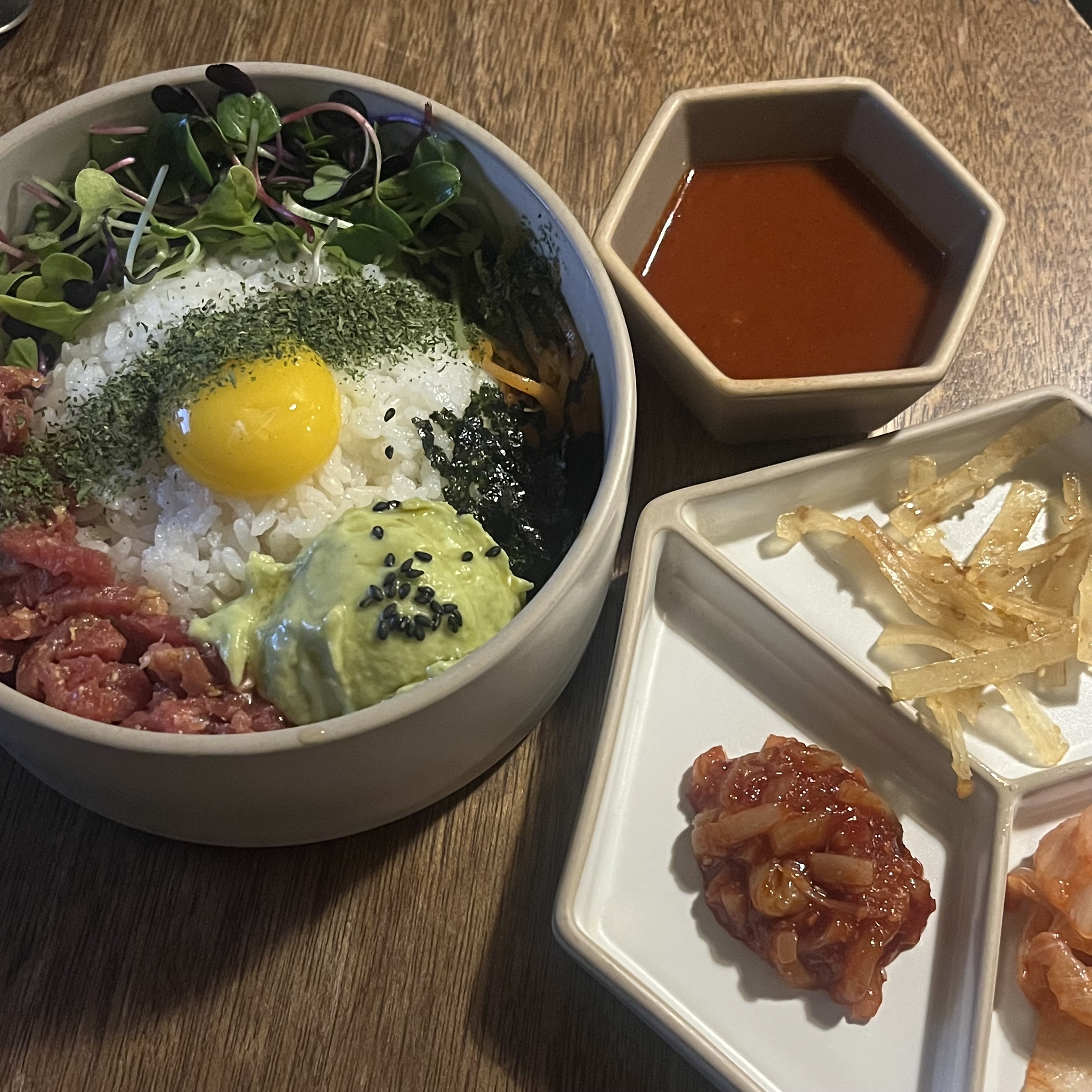 육회비빕밥이랑 동파육 먹었는데 맛있네요 - 대전 맛집 비범