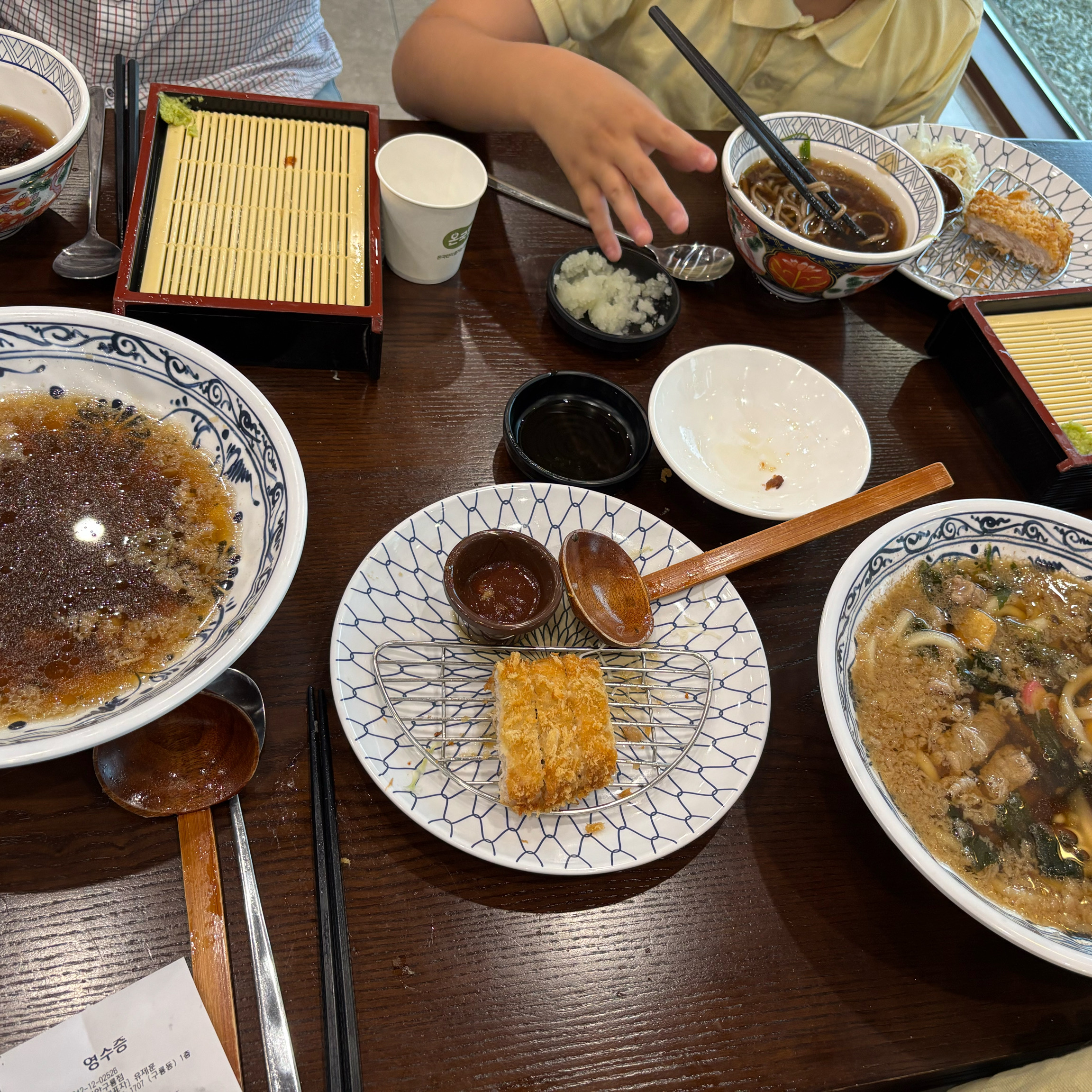 가족들과 맛있는 저녁식사 했어요. 정식이 양도 많고 배불러요. 우육우동, 우육소바도 맛있고