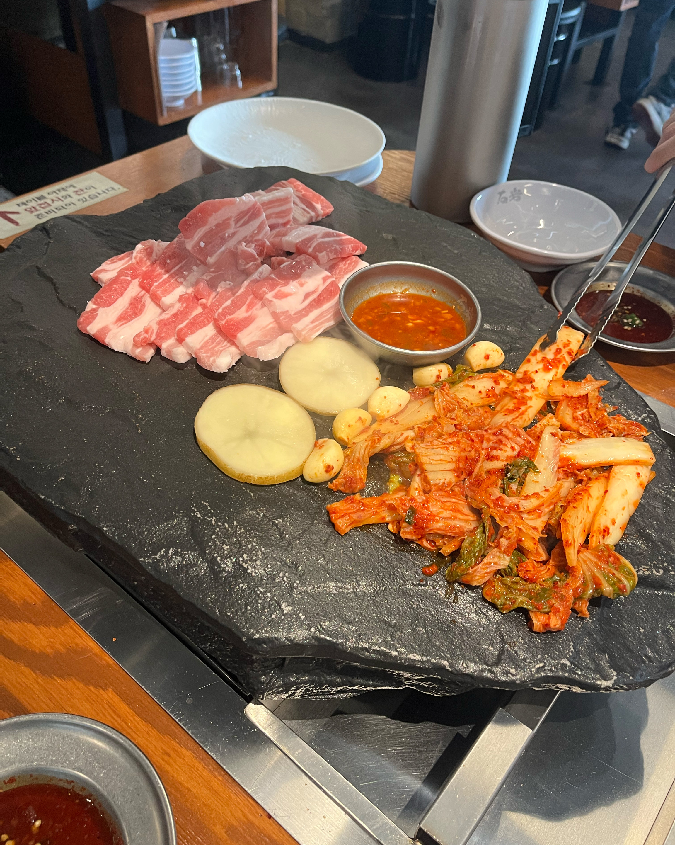 존맛탱 미쵸따 돌판에 구워서 더 맛있음 김치랑 싸먹으면 더 존맛 - 인천 맛집 석암생소금구이 송도타임스페이스점