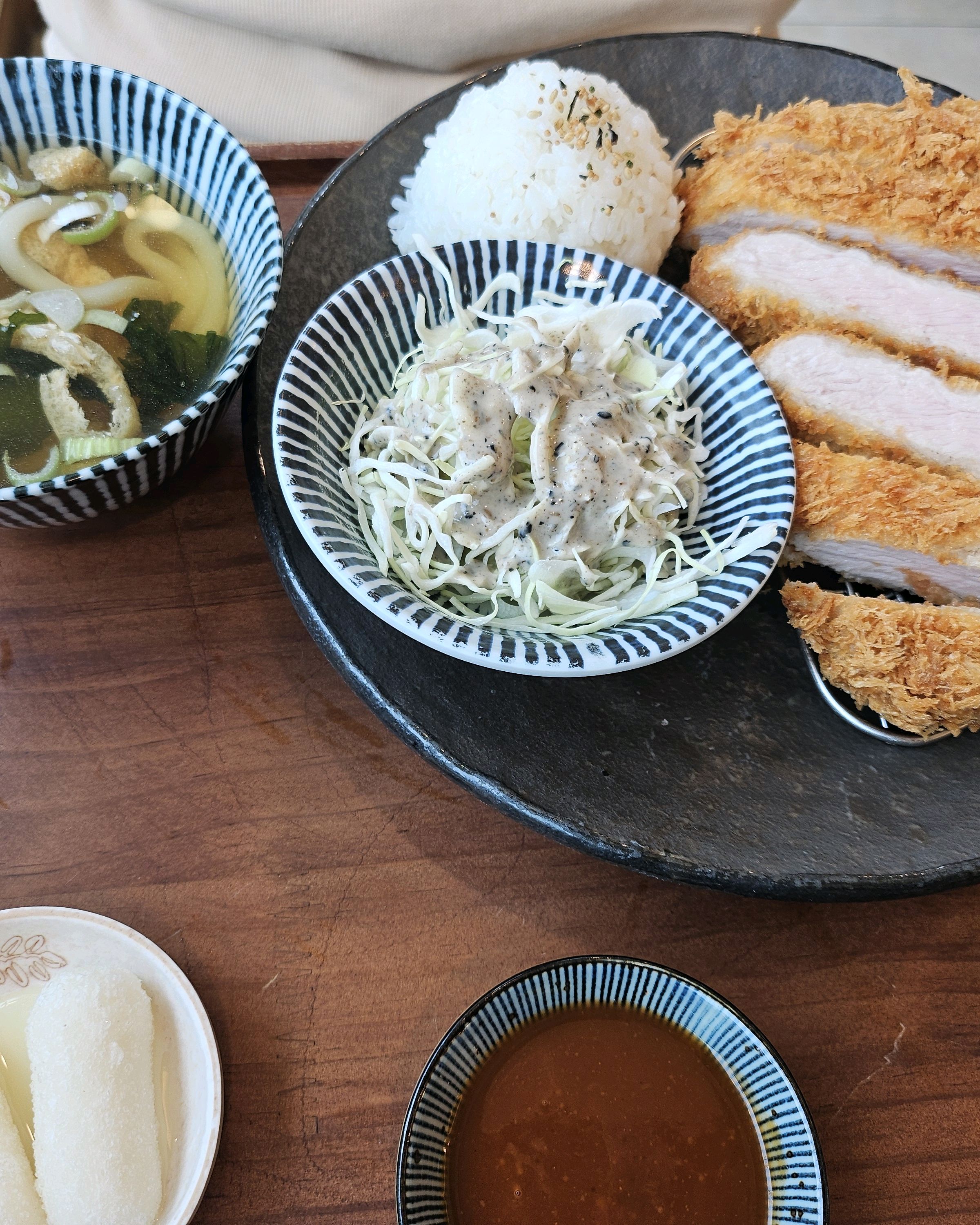 깔끔하고 깨끗한 매장이라 자주 오게되요 - 연신내 맛집 백소정 연신내점