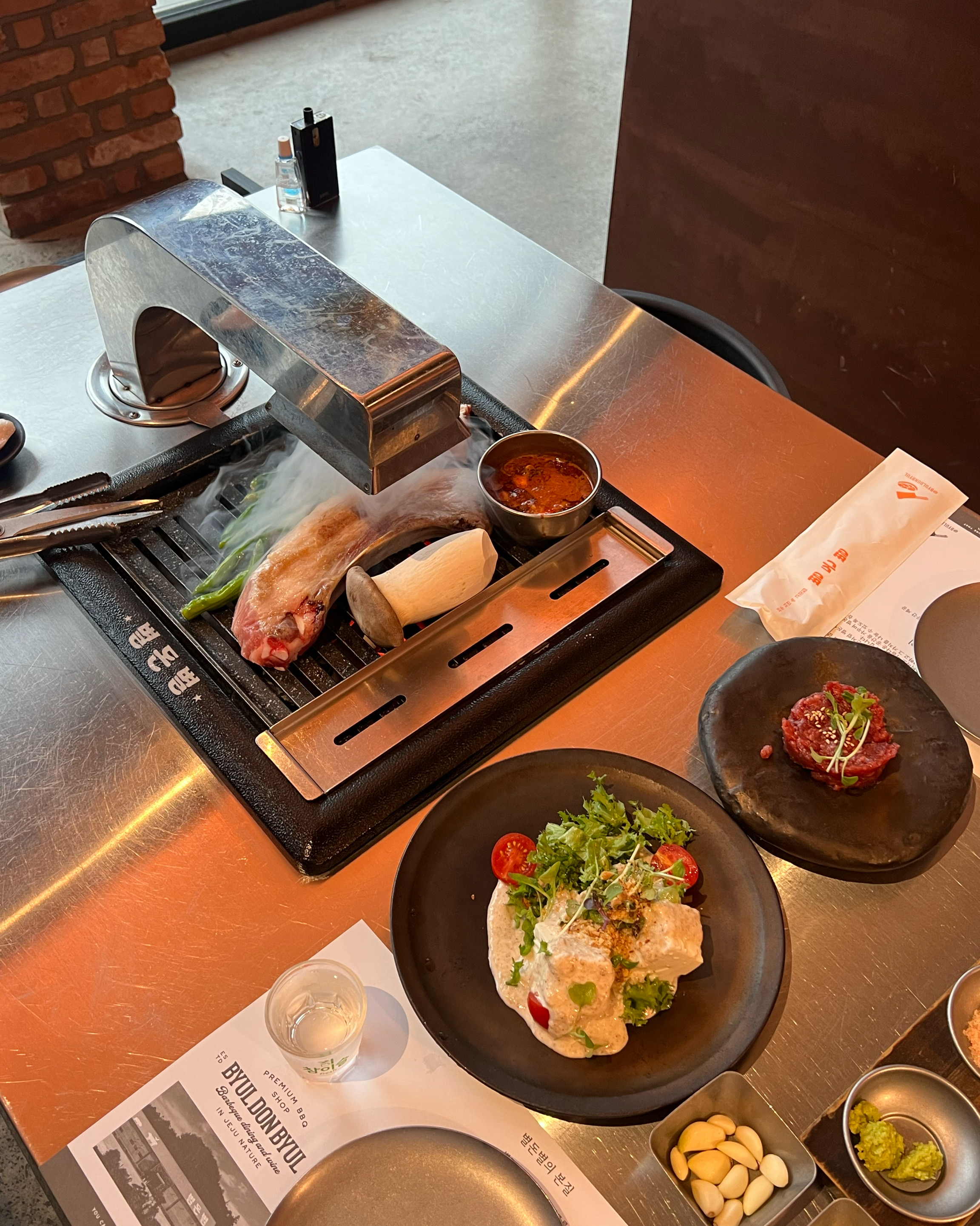 가게 분위기도 너무 좋고 직원 분들도 친절해요 ㅎㅎ ☺️ - 제주 맛집 별돈별 중문 본점
