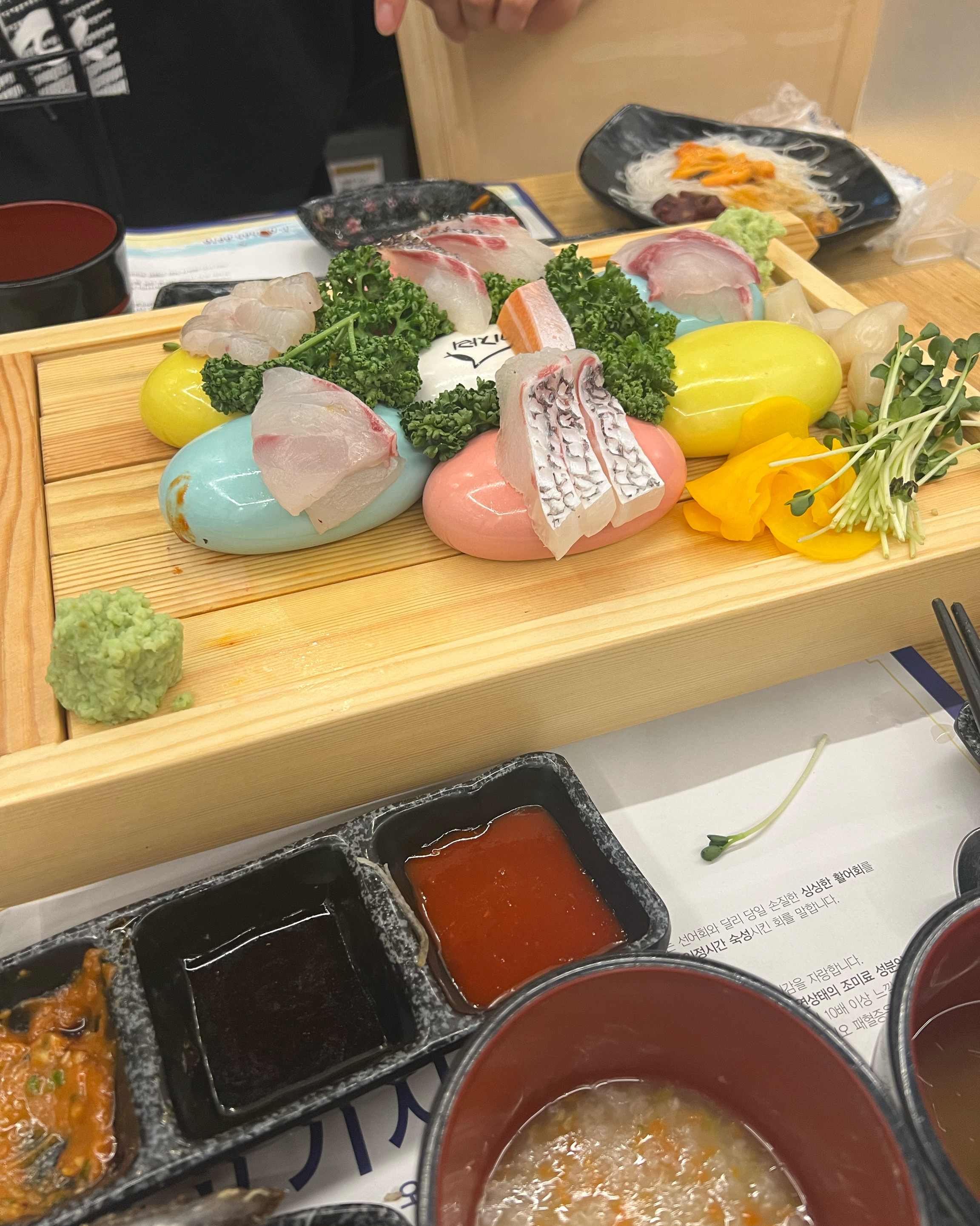 무제한 사시미와 초밥이 있었는데 정말 맛있었어요! 또한 튀김 생선, 심해 생선, 오징어 튀