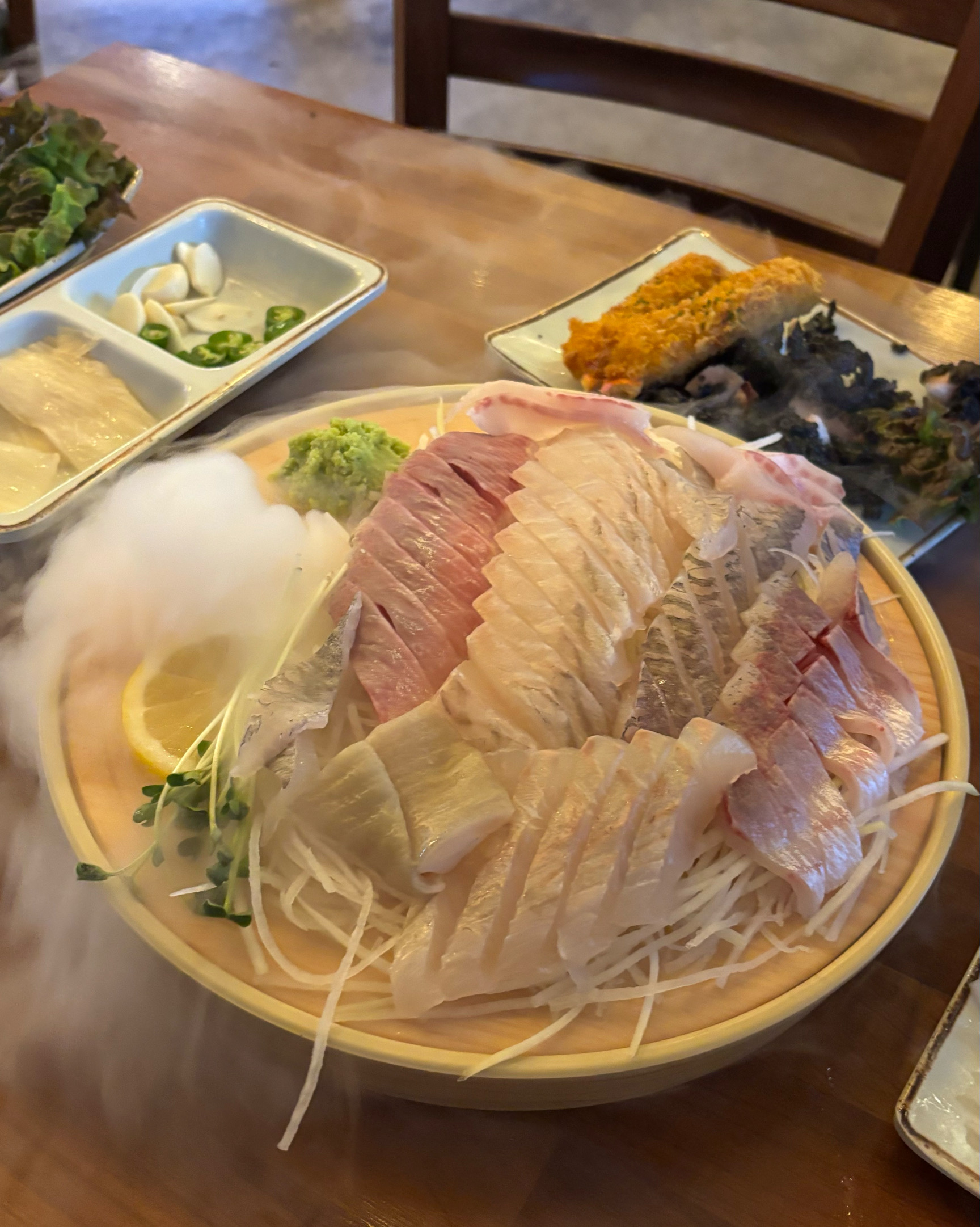 앉자마자 나오는 묵사발, 튀김, 육회가 진짜 입맛을 싹 돋구어주더라구요 사이드인데도 너무 