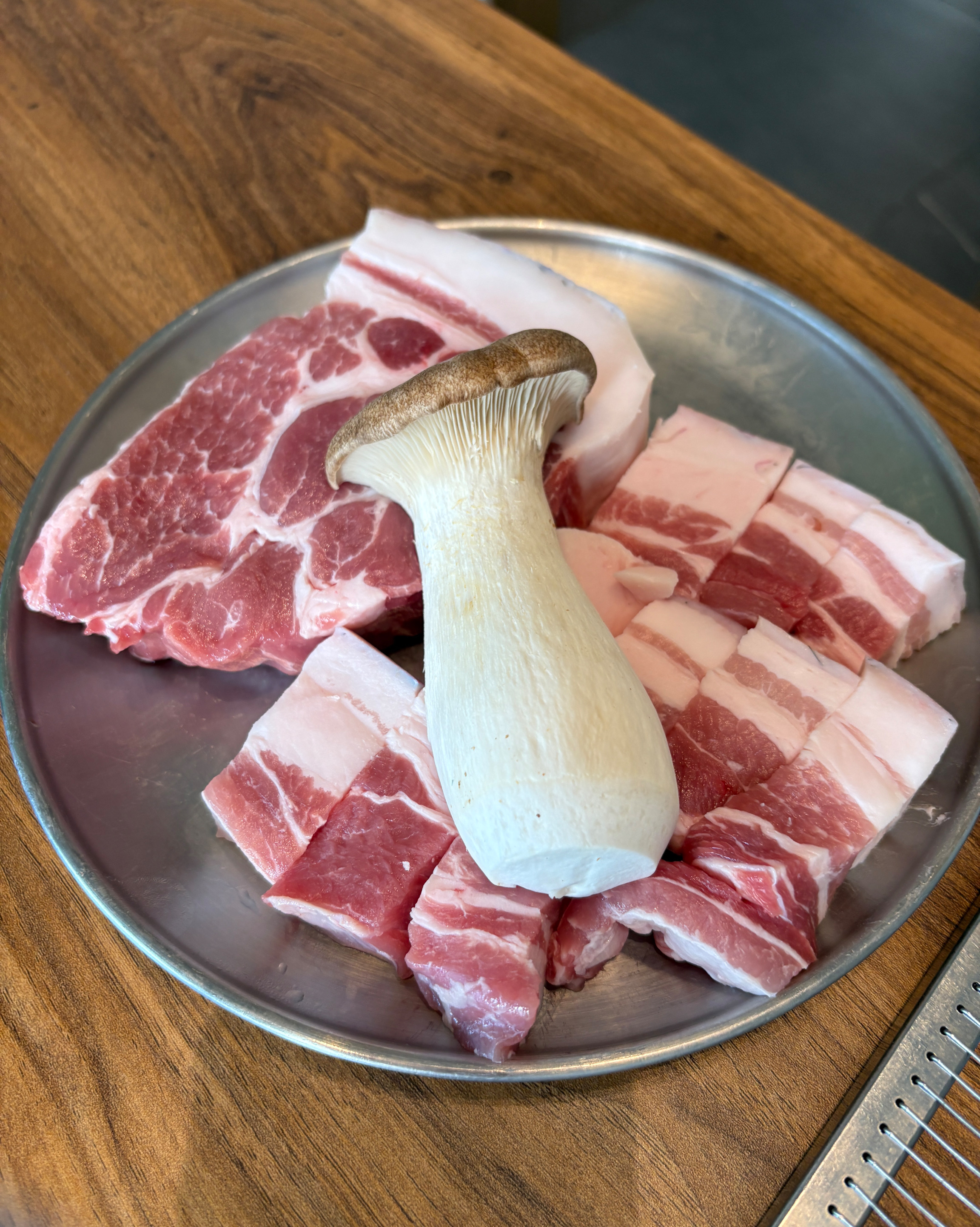 항상 흑돼지먹고싶을때 방문해요 고기 맛있게 구워주시고 친절합니다. - 인천 맛집 칠돈가 청라점