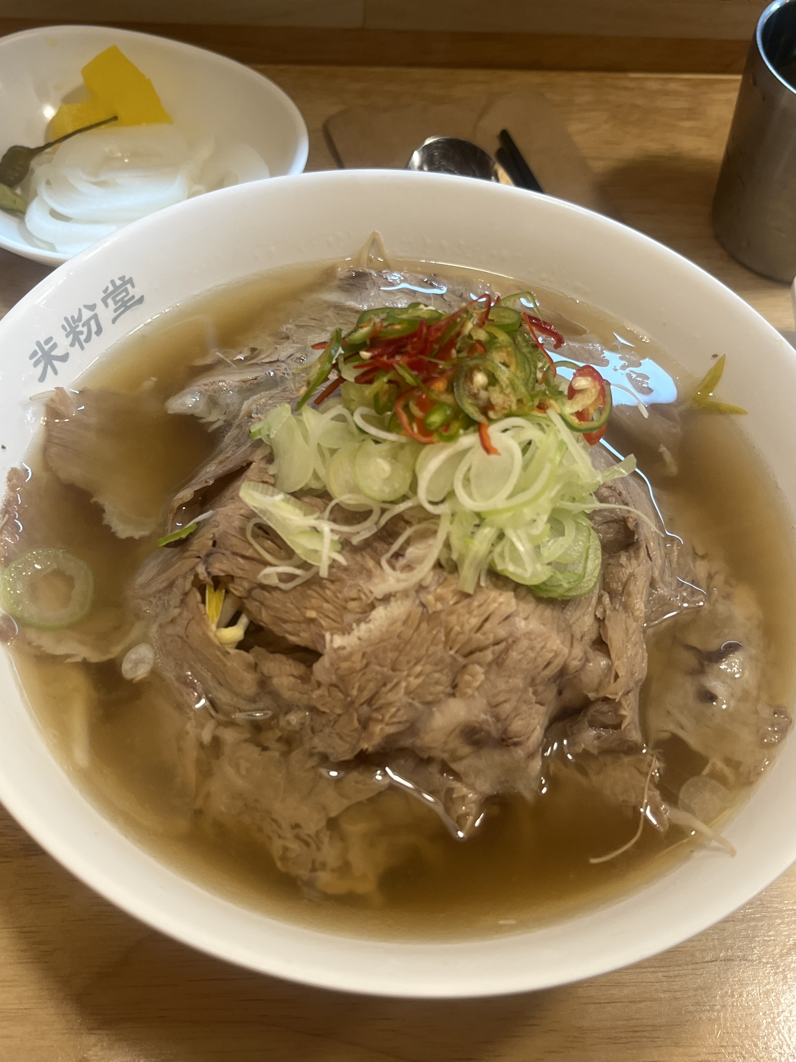 시설도 너무 깨끗하고 쌀국수도 너무 맛있습니다 ㅎㅎㅎ 특히 차돌박이 쌀국수가 야들야들해서
