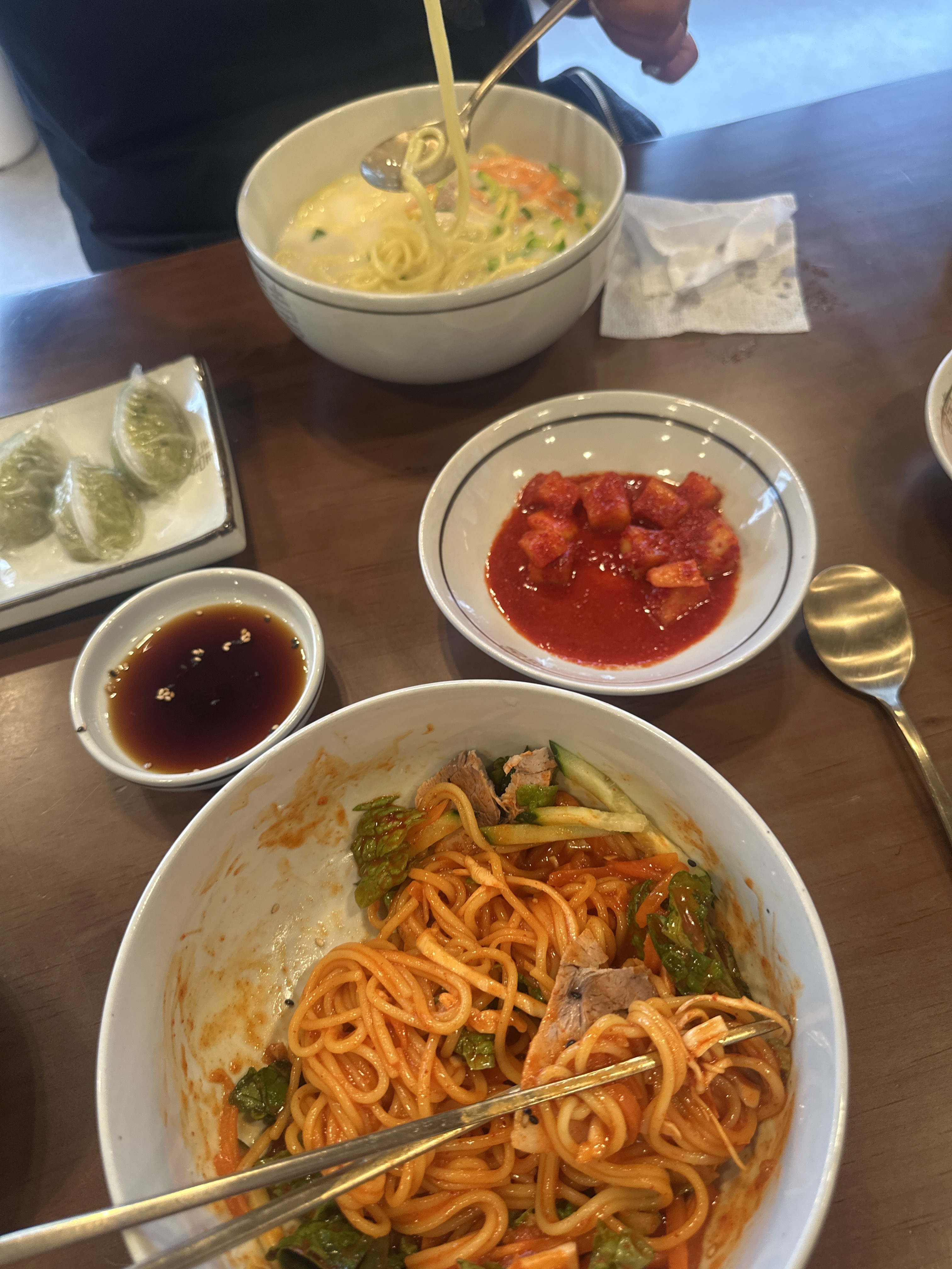 남편이랑 제주 신혼여행 와서 처음 먹는 끼니 ㅎㅎ 아주 맛있게 잘 먹고 갑니다^^ - 제주 맛집 장수국수 본점