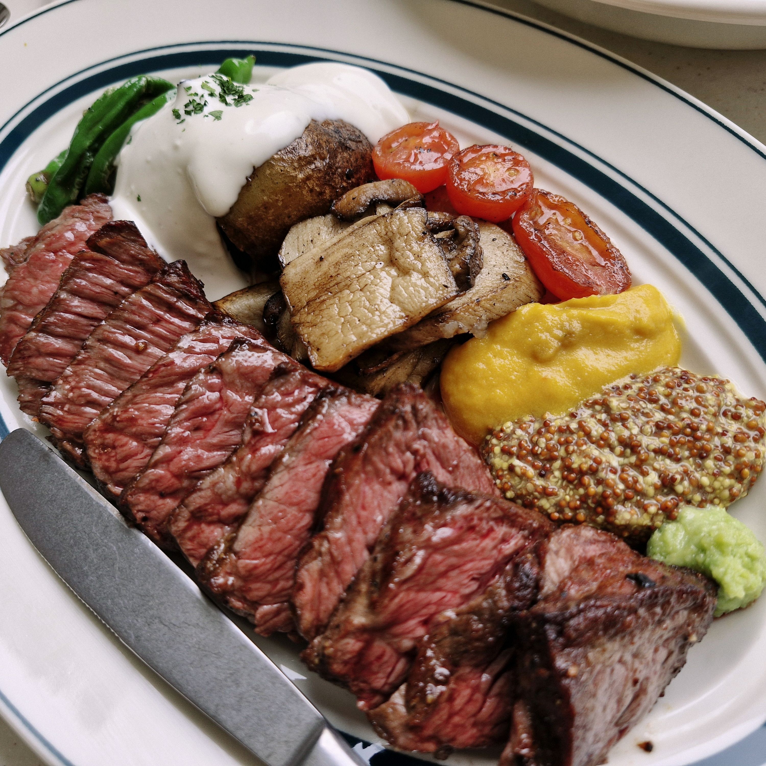 전에 회식 때 너무 맛나서 파스타 러머 딸아이와 점심먹었어요. 본인이 먹은 파스타랑 스테이