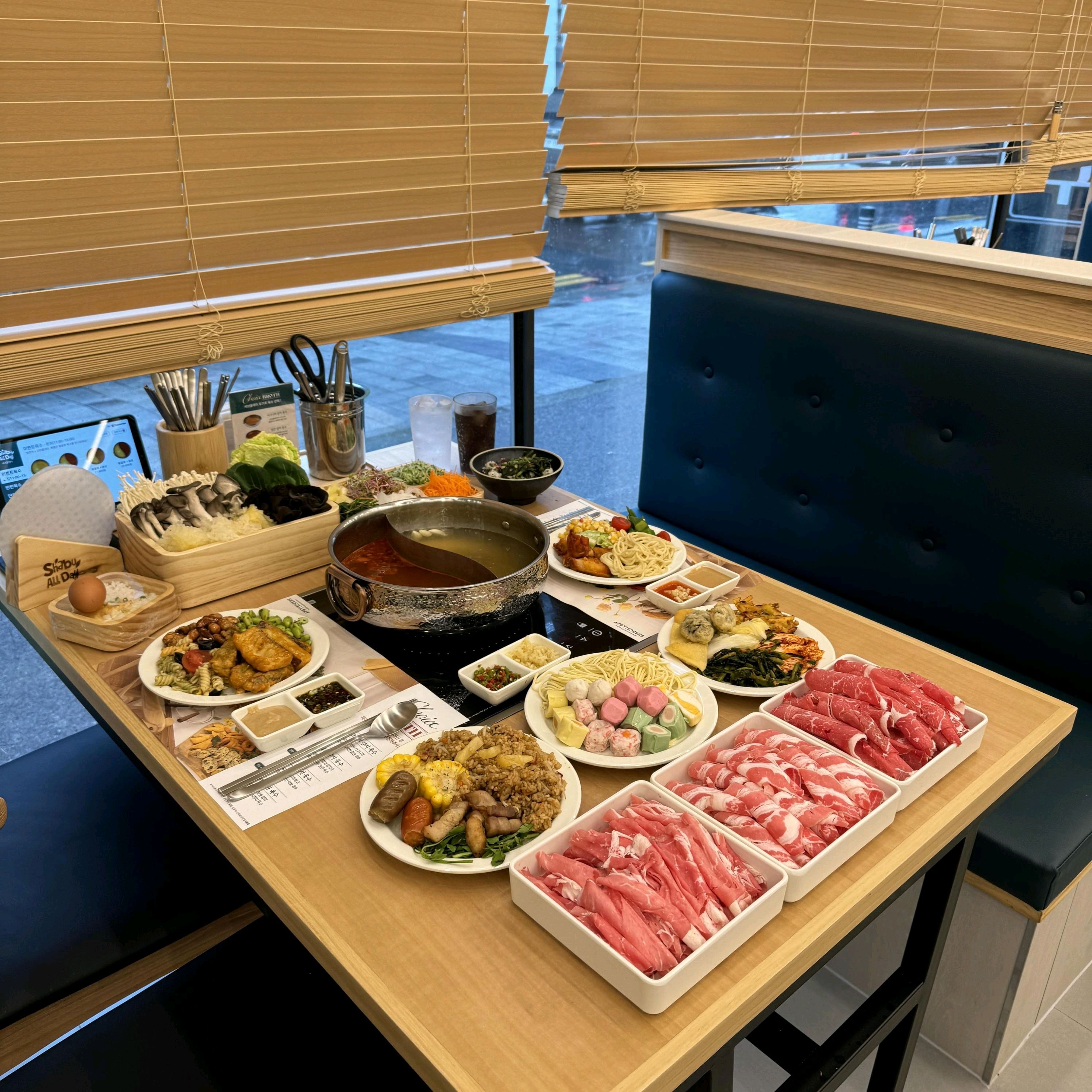 괜찮은 맛에 가격도 괜찮아요 양념이 잘 돼있어서 맛있게 먹었네요 샤브샤브 맛있게 무제한으로