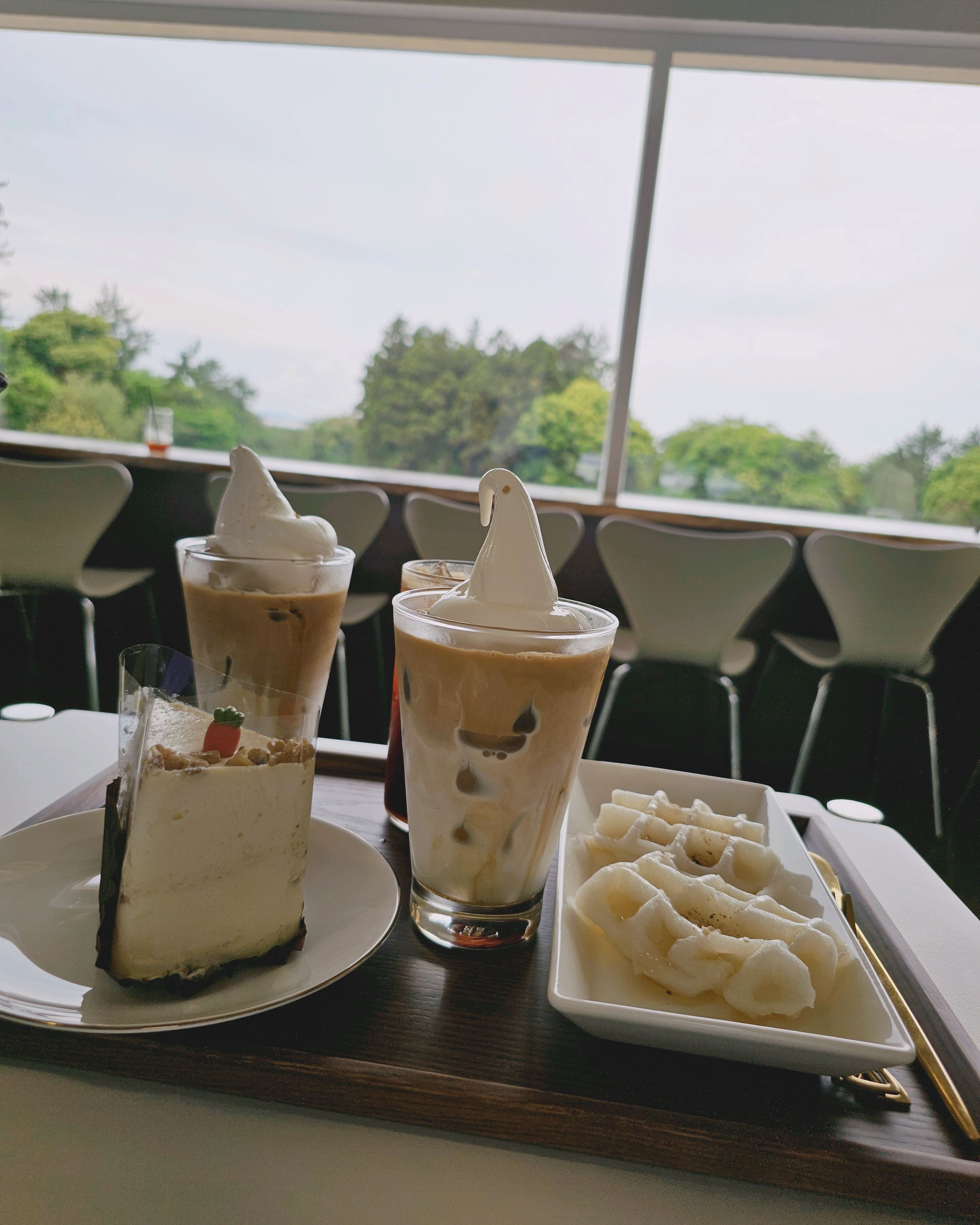 주차장이 카페 바로 앞에 있어서 좋네요! 제주도 와서 예쁜 인생사진 남기고 싶다면 와볼만한