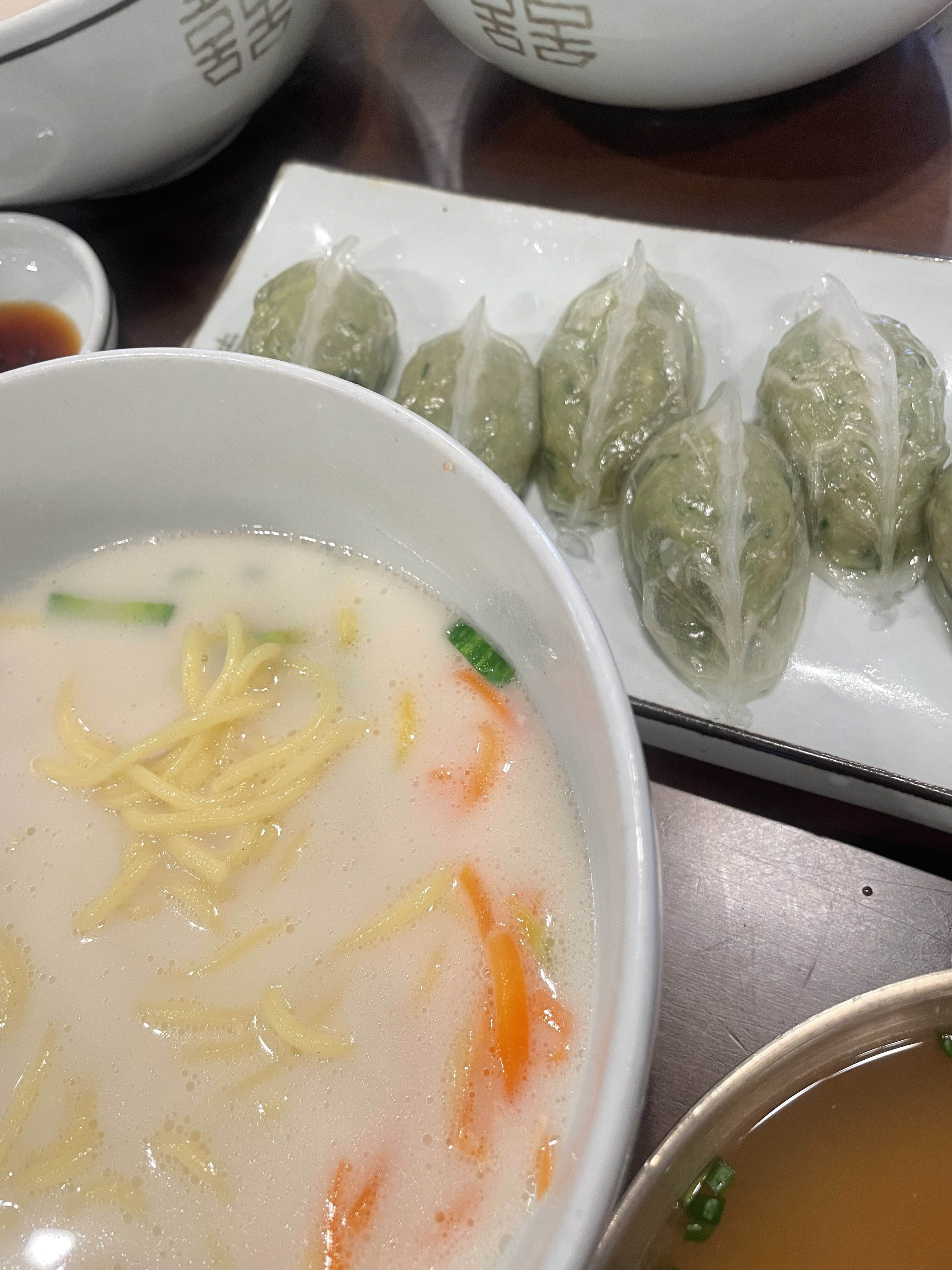 기대없이 왔었는데 맛있네요! 국수도 간이 딱맞고 냄새도 안나요 쫀득한 만두도 킥이네요! - 제주 맛집 장수국수 본점