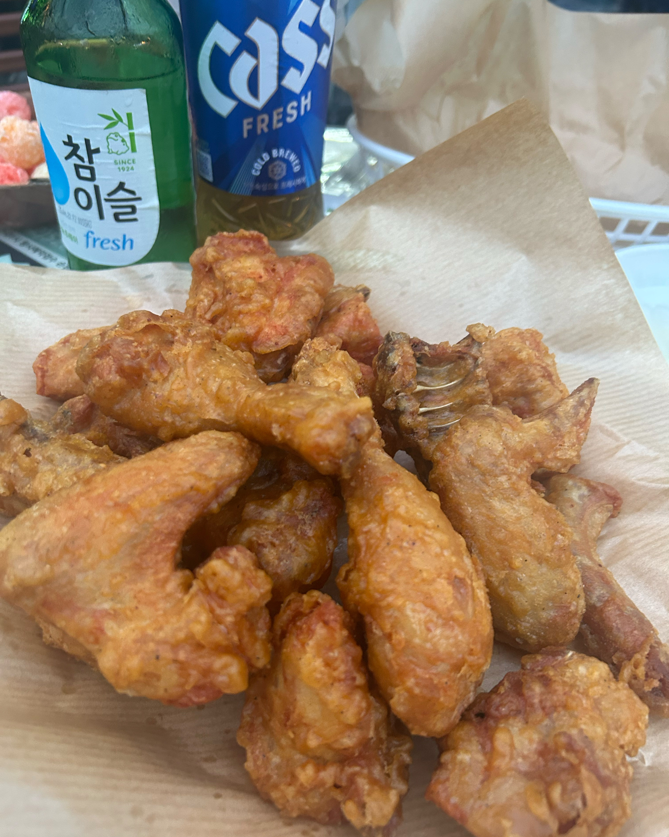 날씨가 좋아서 야외에서 친구들이랑 치맥하러왔는데 분위기도 좋고 치킨도 맛있어용 ㅎ.ㅎ - 대전 맛집 먹킨호프