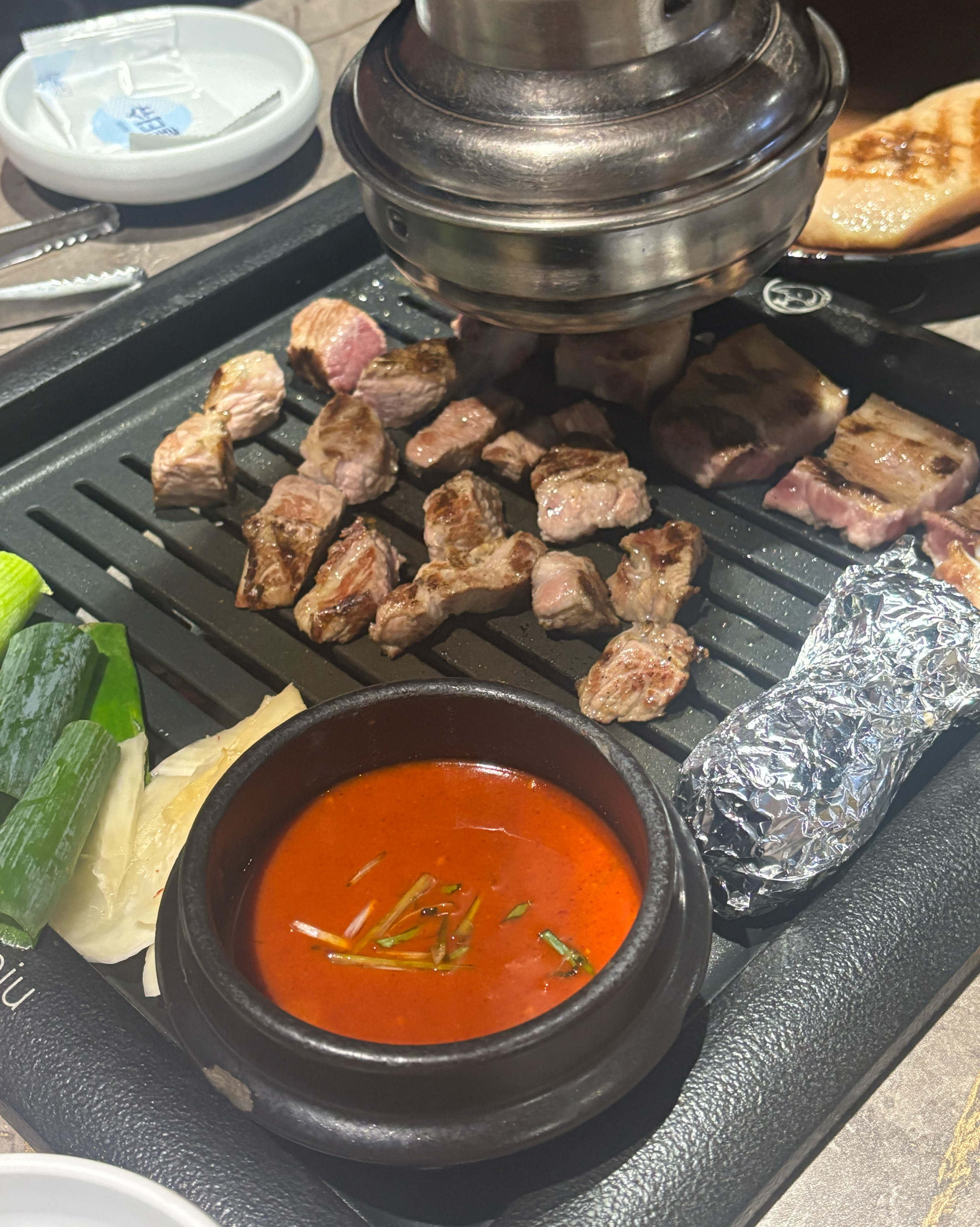 고기를 구워주는게 가장 좋고.ᐟ 먹는방법도 친절하게 알려주세요 - 제주 맛집 돈도칸 연동흑돼지