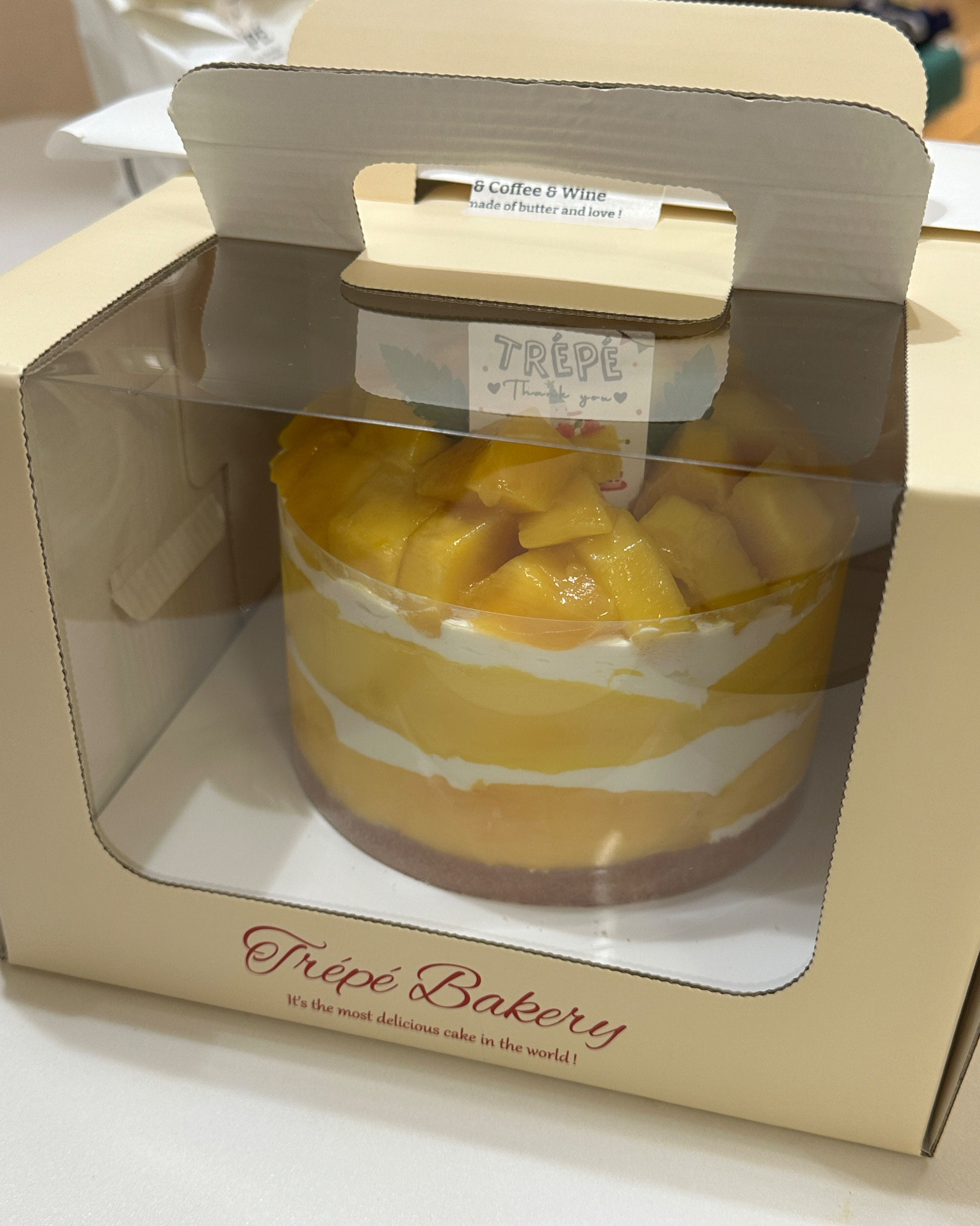 망고케이크 광고보고 너무맛있어보여서 바로 예약해서 데려왔습니다!! 망고가 정말 가득가득 듬