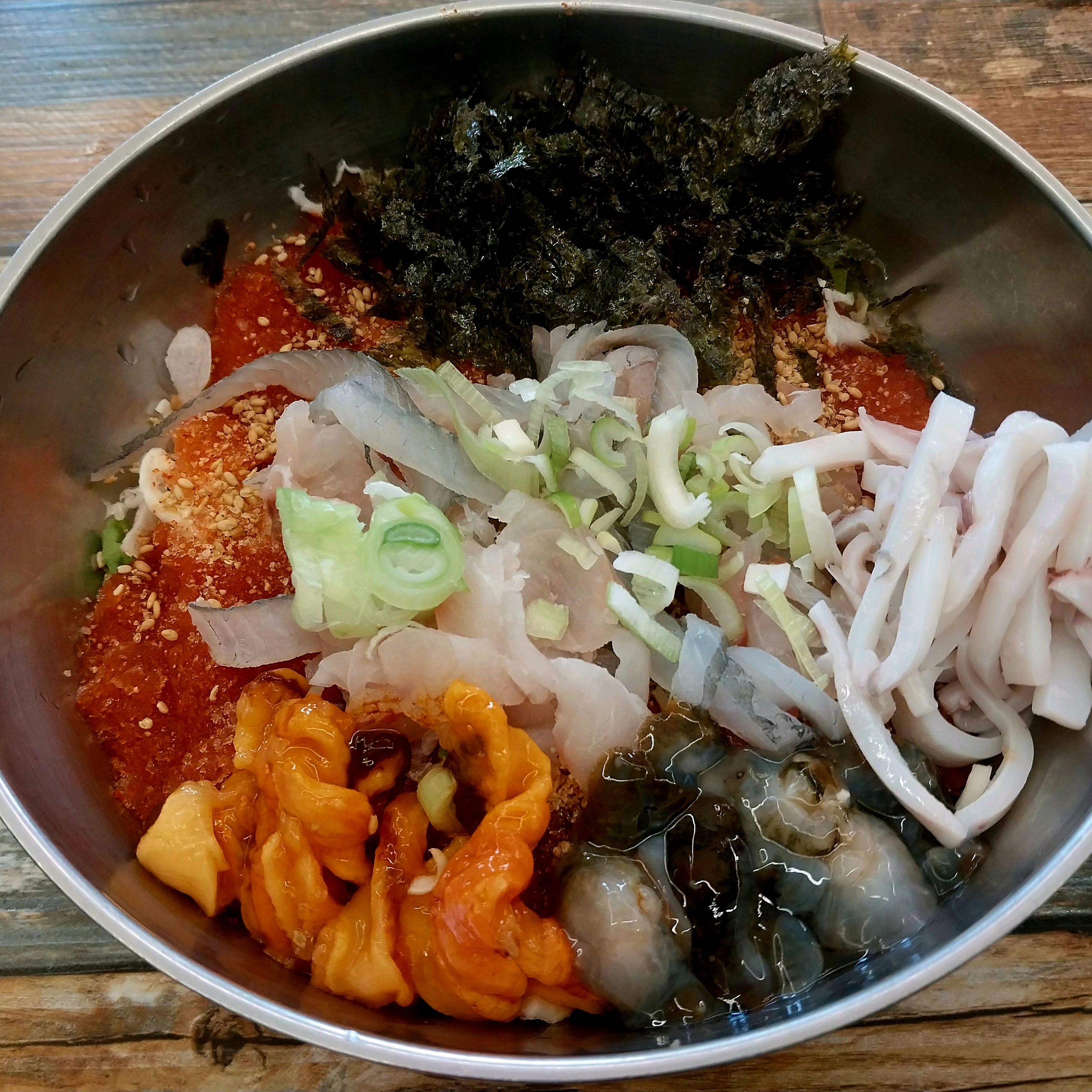 물회 그릇에 담긴 붉은 양념과 회