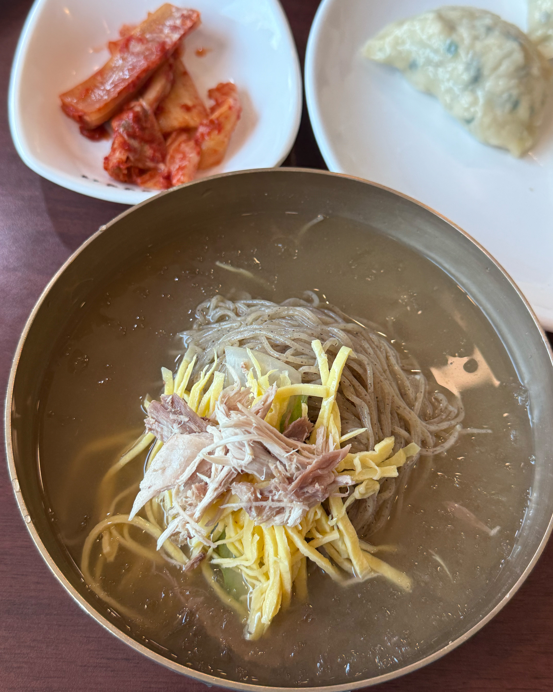 메밀면이라 부담없이 먹을 수 있고 평양냉면 특유의 슴슴한맛 ,, 건강하게 맛있음 ! 고수의
