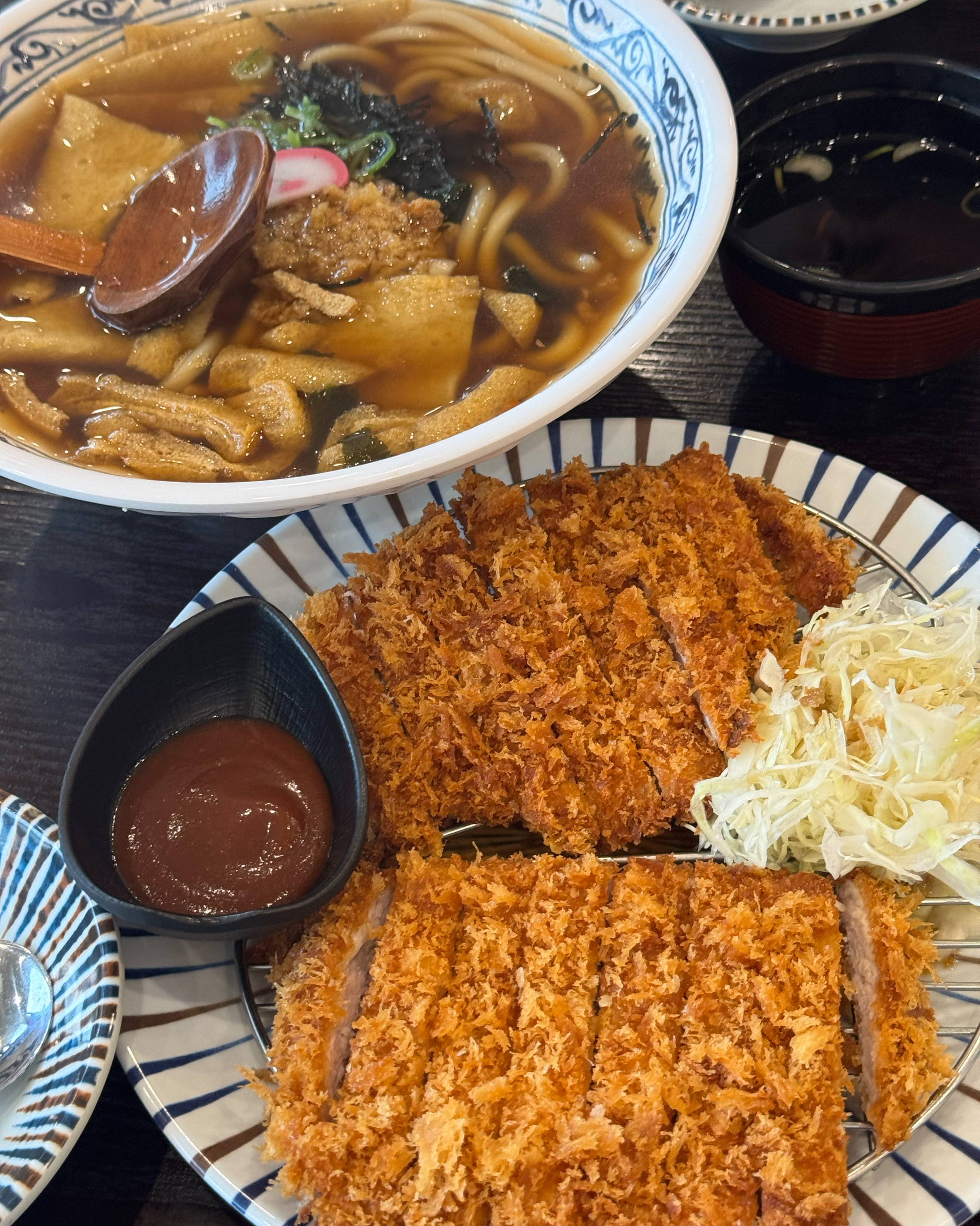 주차도 쉽고 매장도 넓구 면이 오동통통 쫄깃하고 양도많고 돈까스도 맛있어요!! 얼큰우동은
