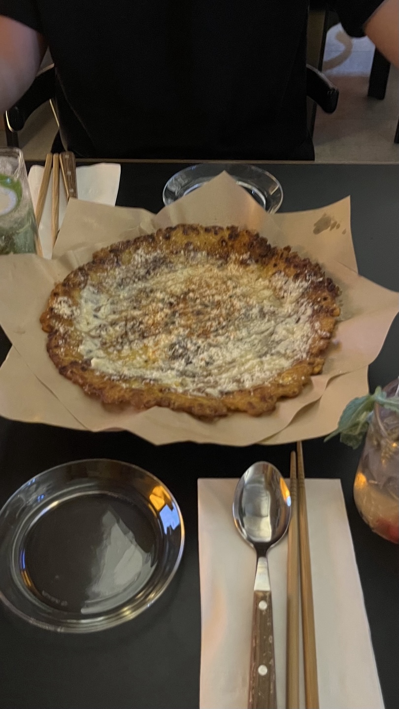 음식 가격도 적당하고 맛도 맛있네요! 하이볼도 맛있고 분위기도 너무 좋아요 매장도 넓어서 