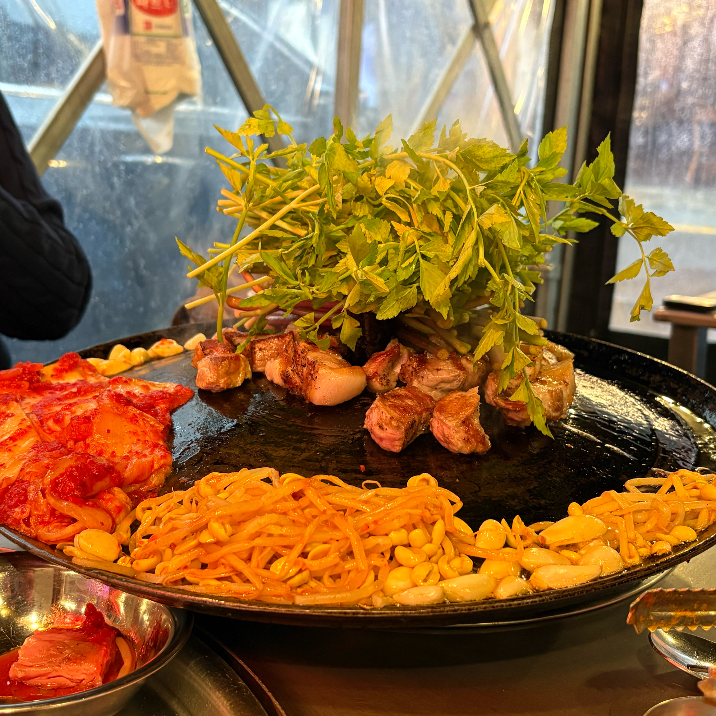 비오는날 삼겹살 먹으러 왔는데 분위기 너무 좋고 무엇보다 너무 맛있어서 좋았어요!! 모두 