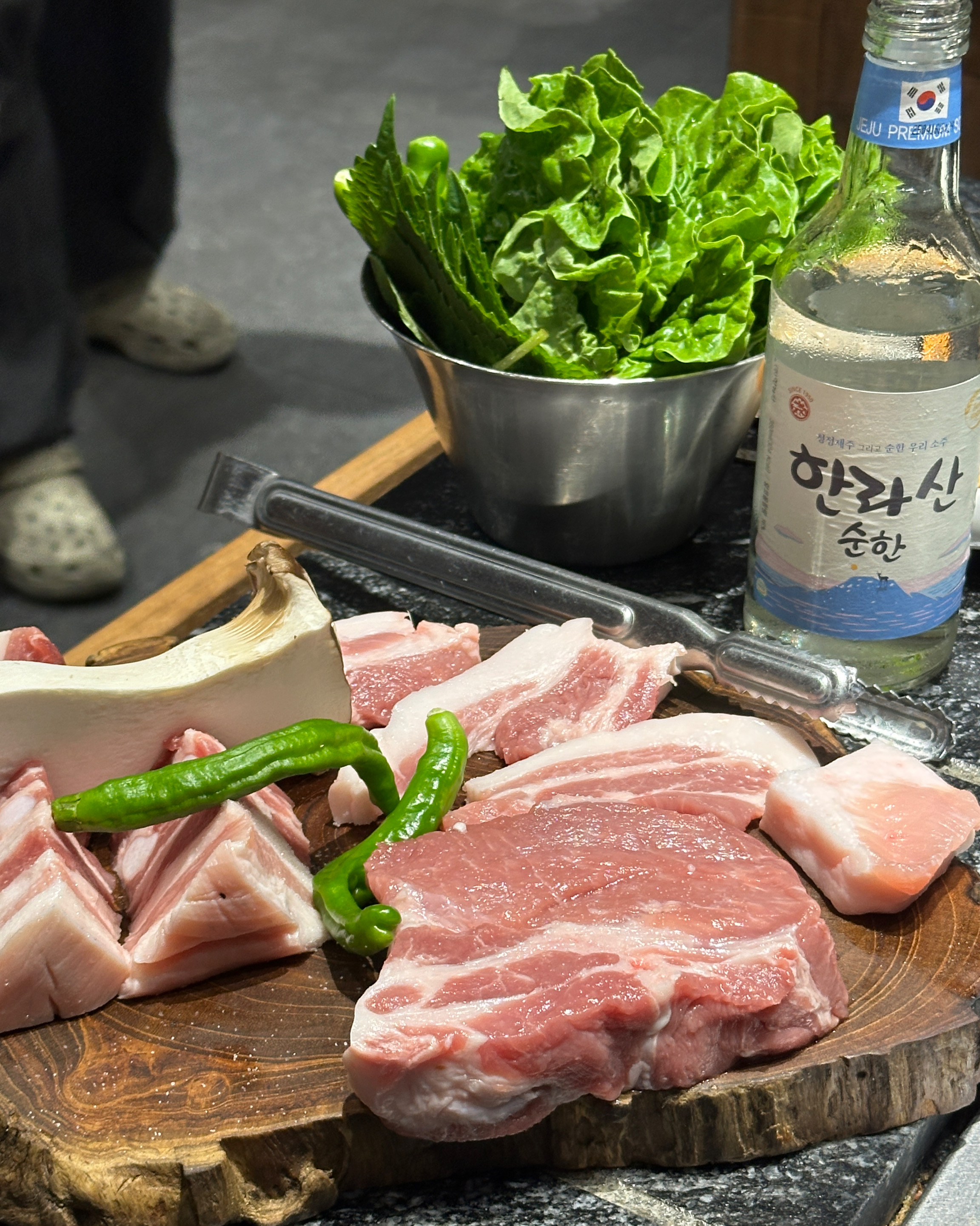 고기 때깔 지리긴해......... - 제주 맛집 신중산간 제주흑돼지 전문점