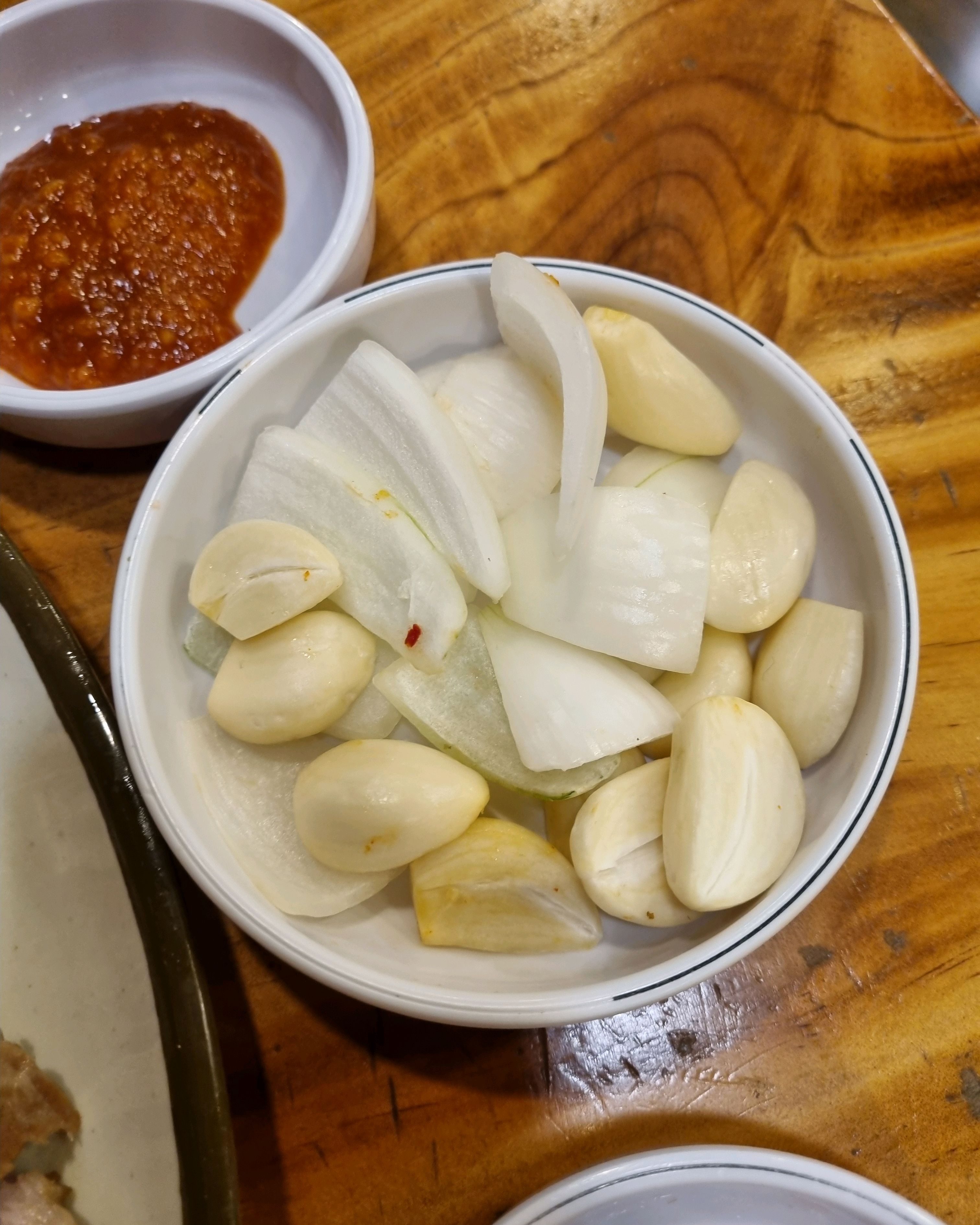 수육이랑 같이나온 생마늘 양파입니다. - 대전 맛집 김화칼국수