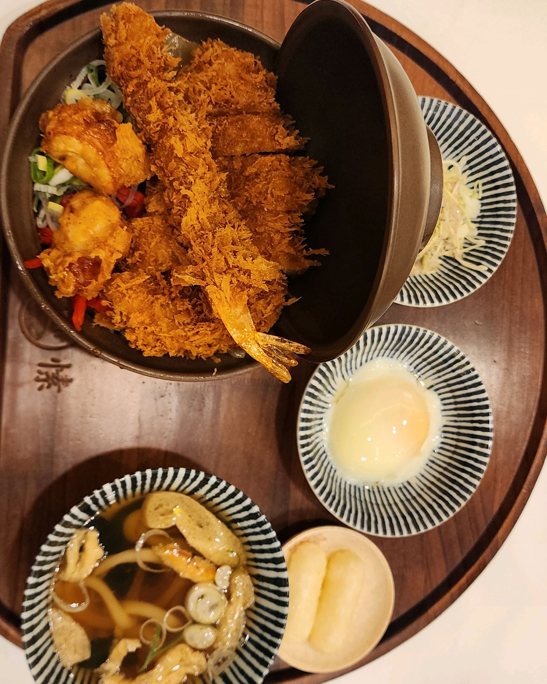비가 오는날 일식이 먹고 싶어서 다시 찾은 백소정이예요! 스페셜가츠동은 여러가지 재료를