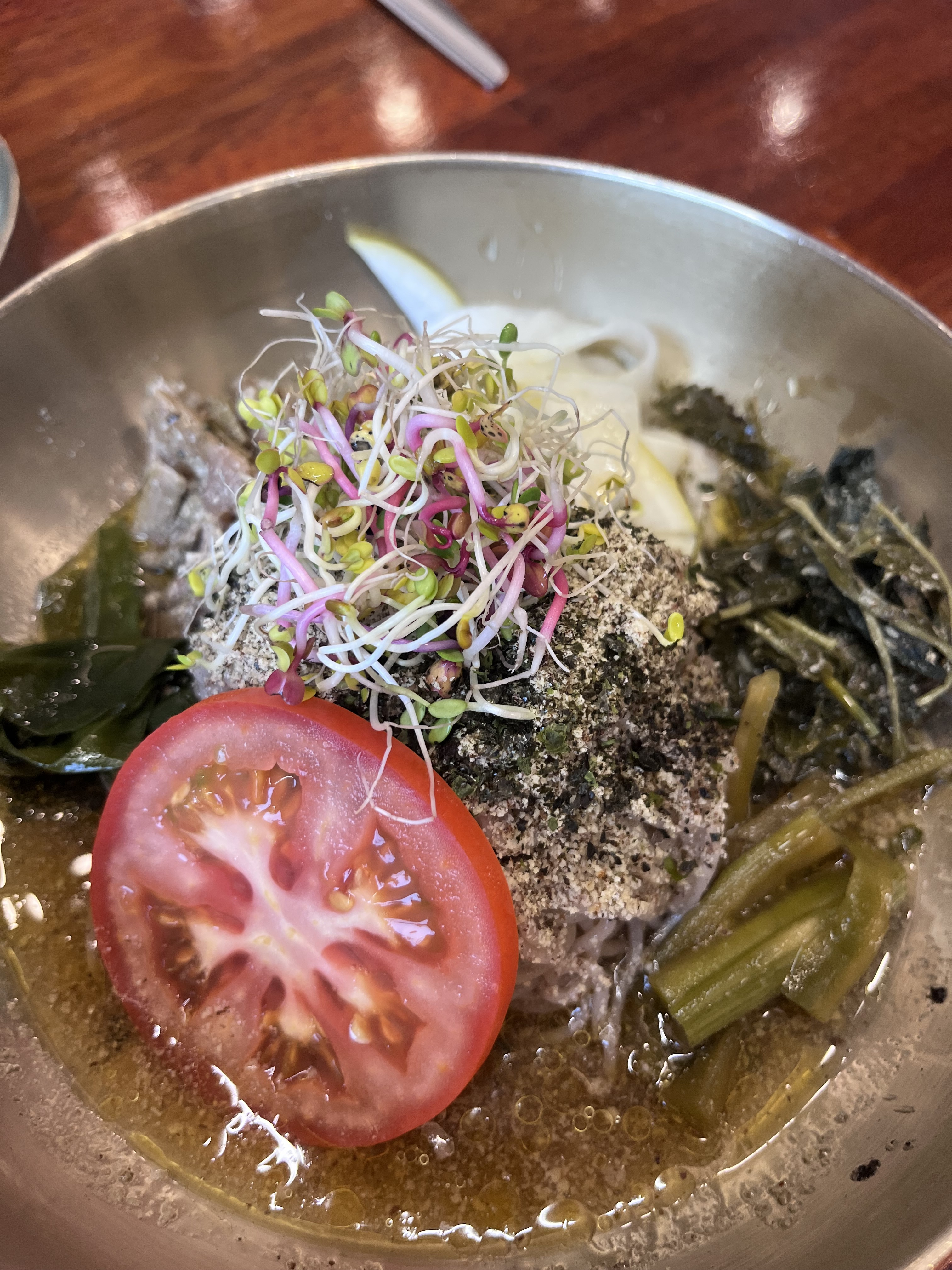 태어나서 먹어본 막국수 중에 제일 맛있어요 ! 들깨에 나물 가득이라 비건도 먹을 수 있고