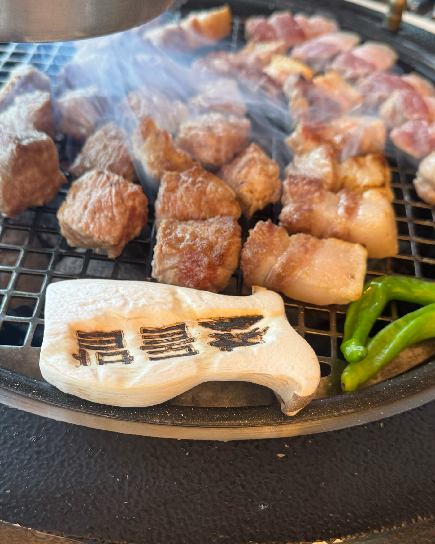 뷰가 진짜 좋아요! 뷰덕에 고기가 더 맛있어요 고기도 구워주시니깐 여행중에 너무 편했습니다