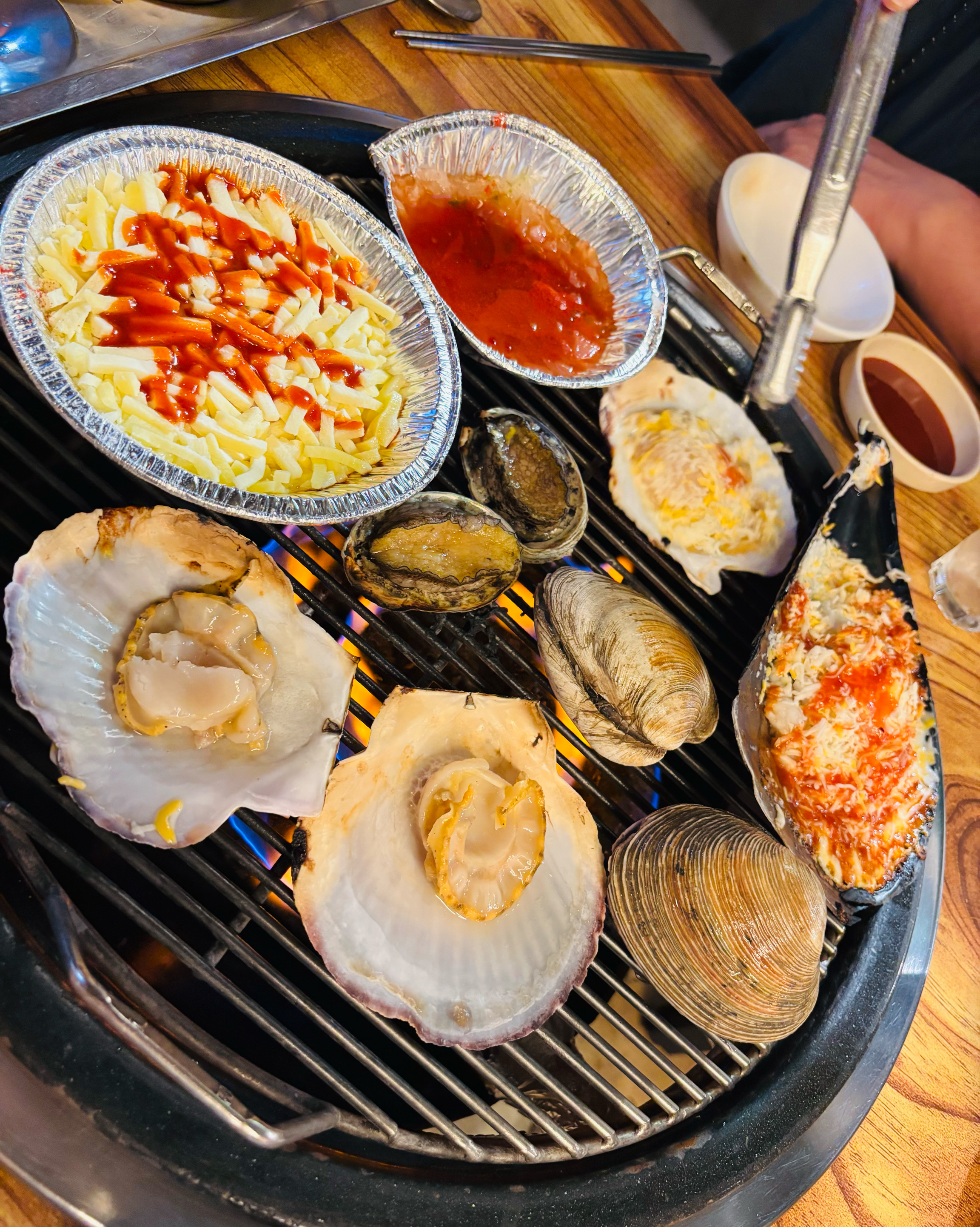 맛있게 먹는방법도 친절하게 설명해주시고 이 주변에서 젤 손님 많은 집 이예요! - 인천 맛집 전라도대왕조개구이 월미도본점
