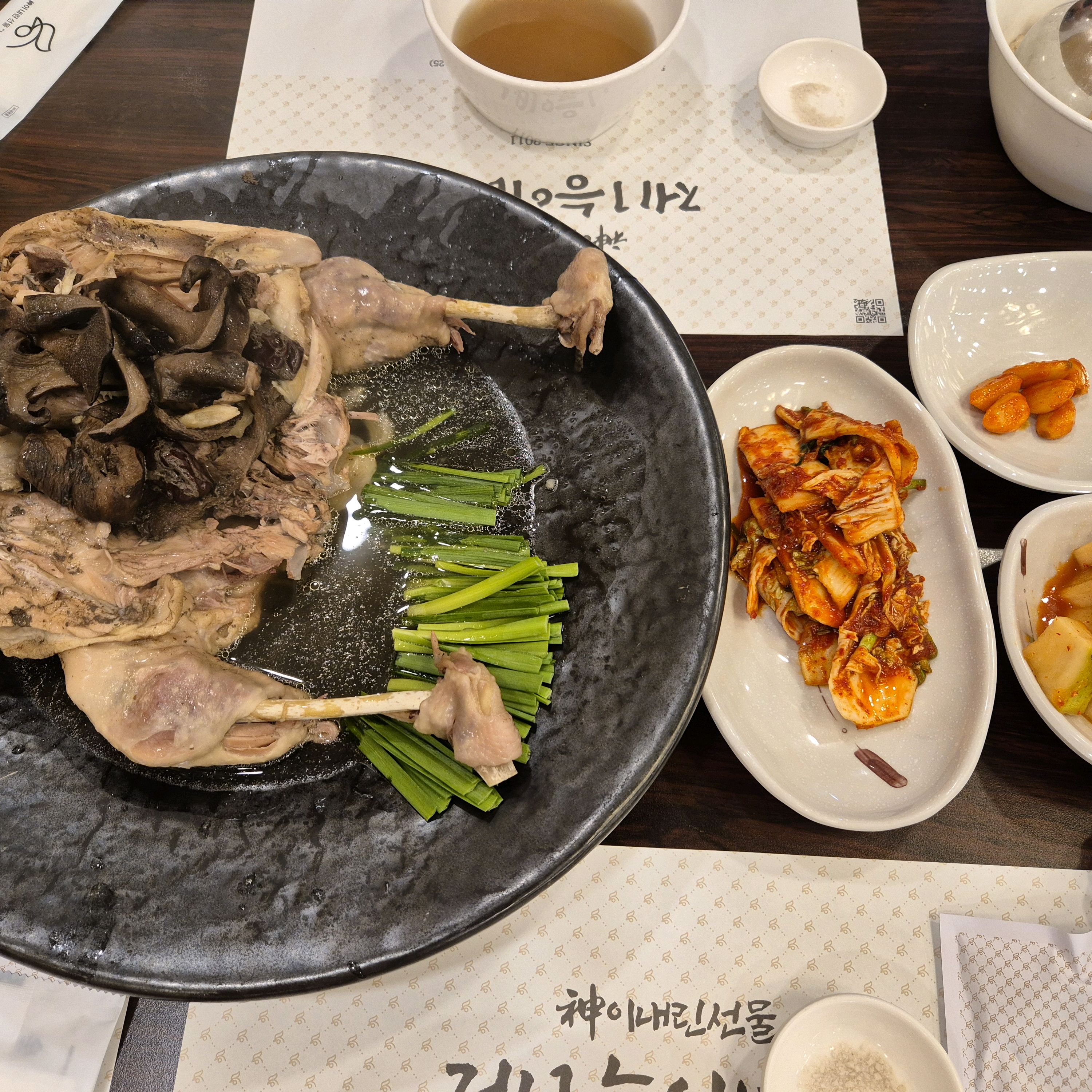 구미에 살고 있고 대구 친정 갈때면 늘 생각나는 능이토종백숙~~야들 야들한 고기에 촉촉한 