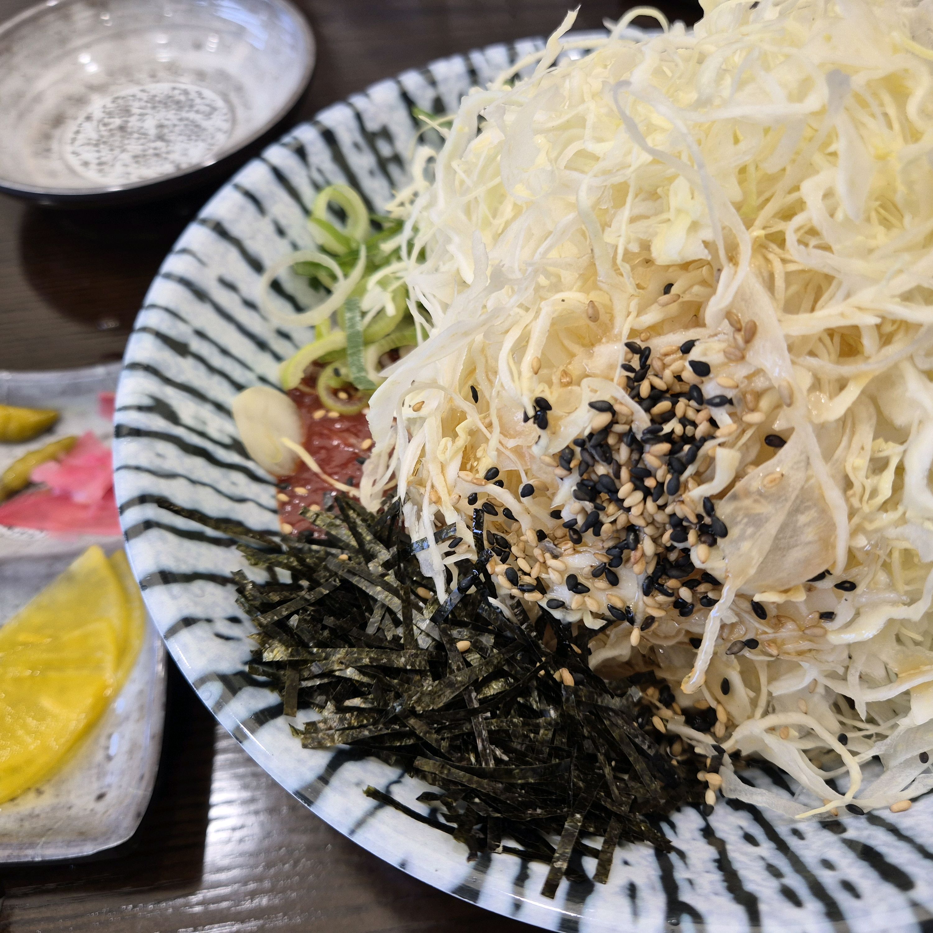 비빔소바와 돈가스, 떡볶이 까지 같이 즐길 수있는 소바맛집! 누구나 좋아하는 곳이라 동료들
