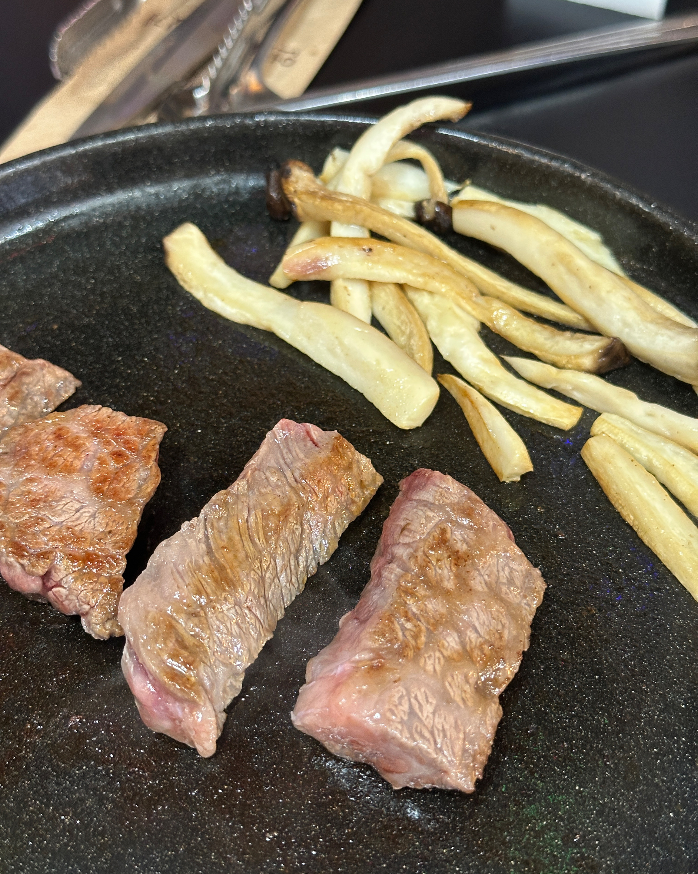 분위기도 좋고, 무엇보다 소고기가 너무 맛있어요~! - 인천 맛집 본진삼겹살 구월본점