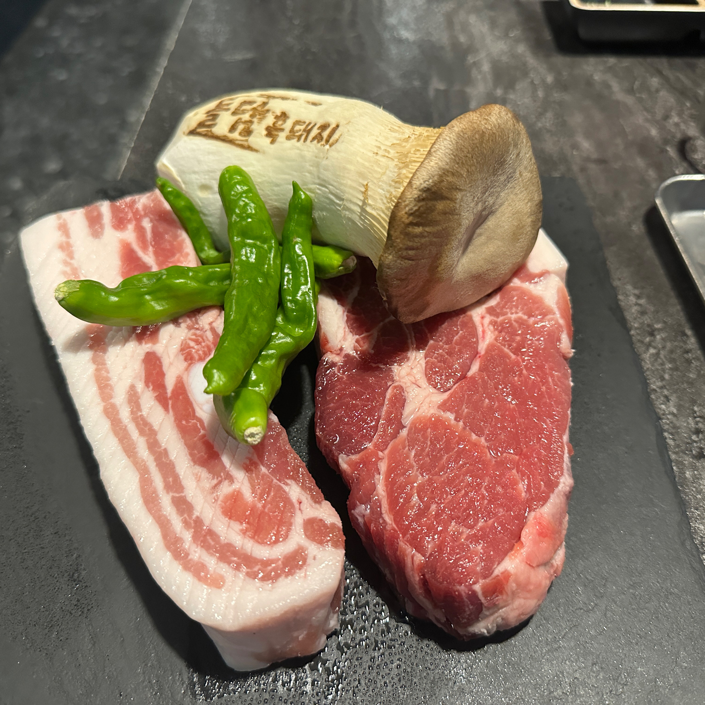 N차 방문입니다. 중문에 맛있는 흑돼지 고깃집이 많지만 방문횟수로 여기 돌담흑돼지가 탑이네