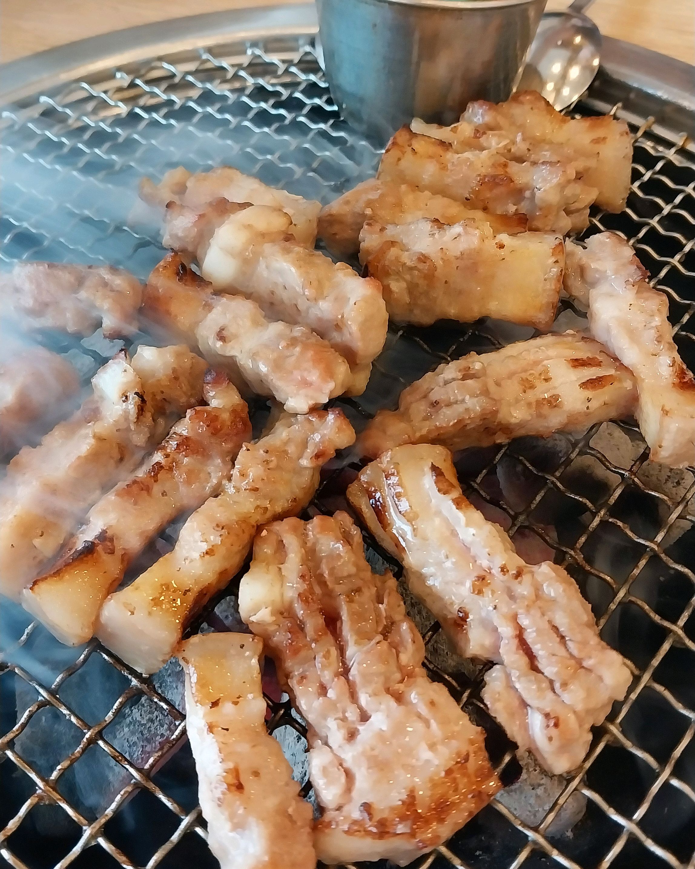22.000원 흑돼지 삼겹살 굿~ 쫄깃 식감에 육즙도 팡팡~~ 15,000원 늘봄정식도 굿