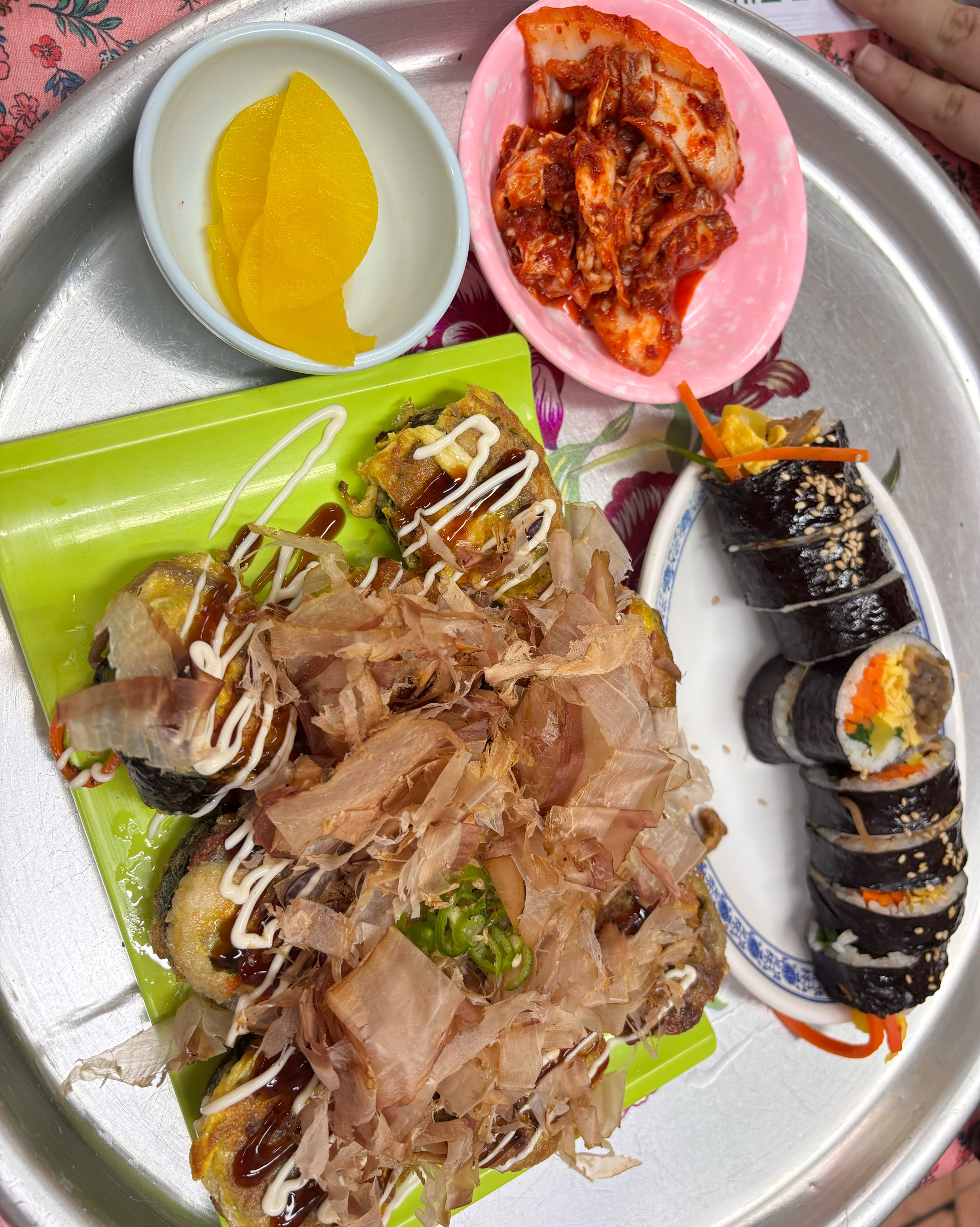 웨이팅이 길긴해요! 근데 오꼬노미김밥? 진짜 맛있네요!! 그냥 일반 김밥도 맛있게 잘 먹었